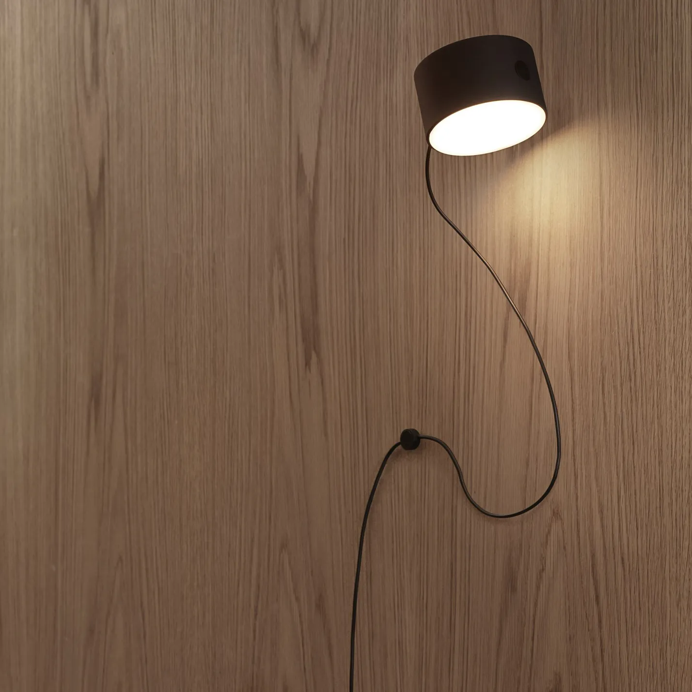 Post ledningsbeslag til væglampe, Sort Muuto