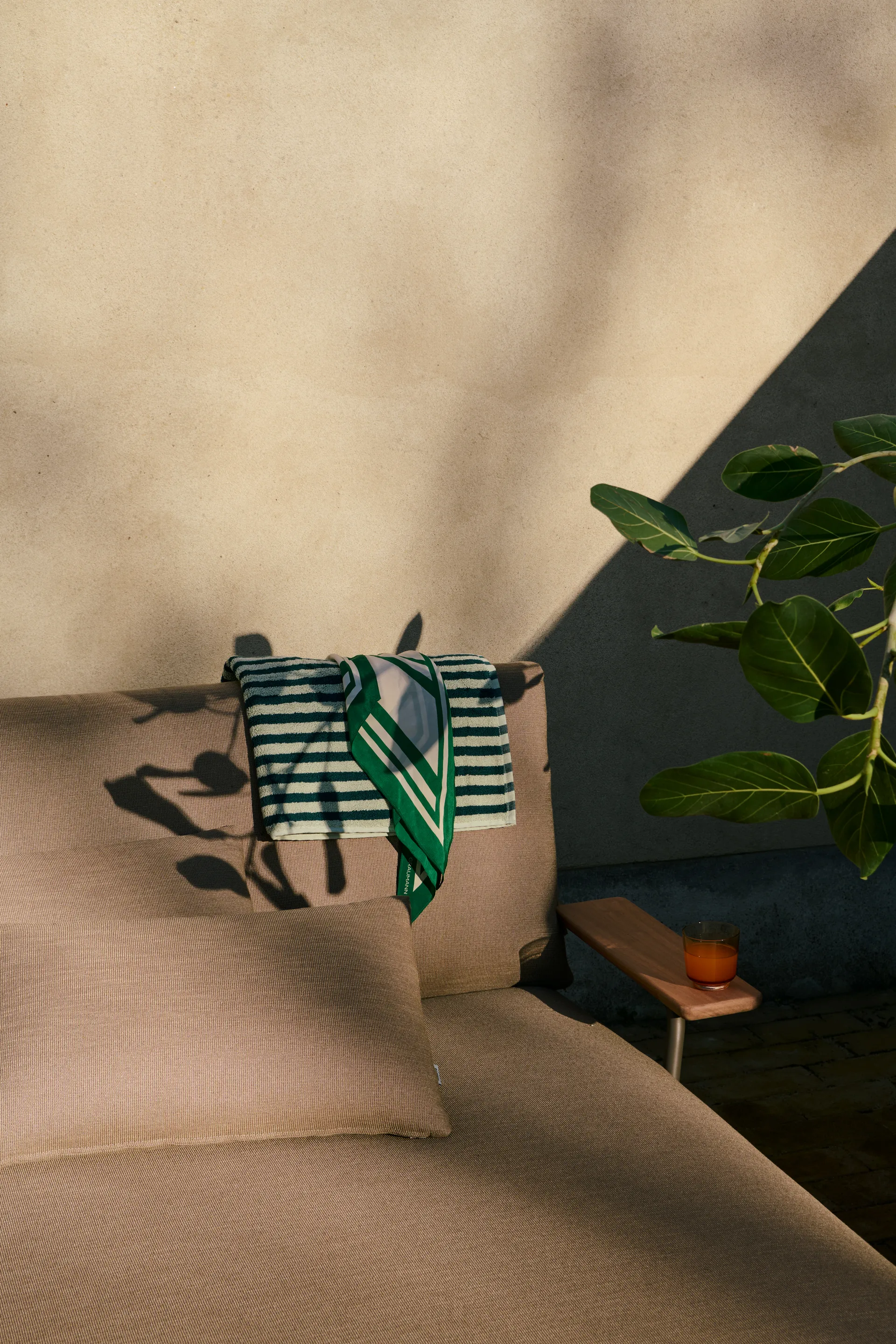 Settle loungeseng, Ribbed Weave 5-taupe med armlæn Muuto