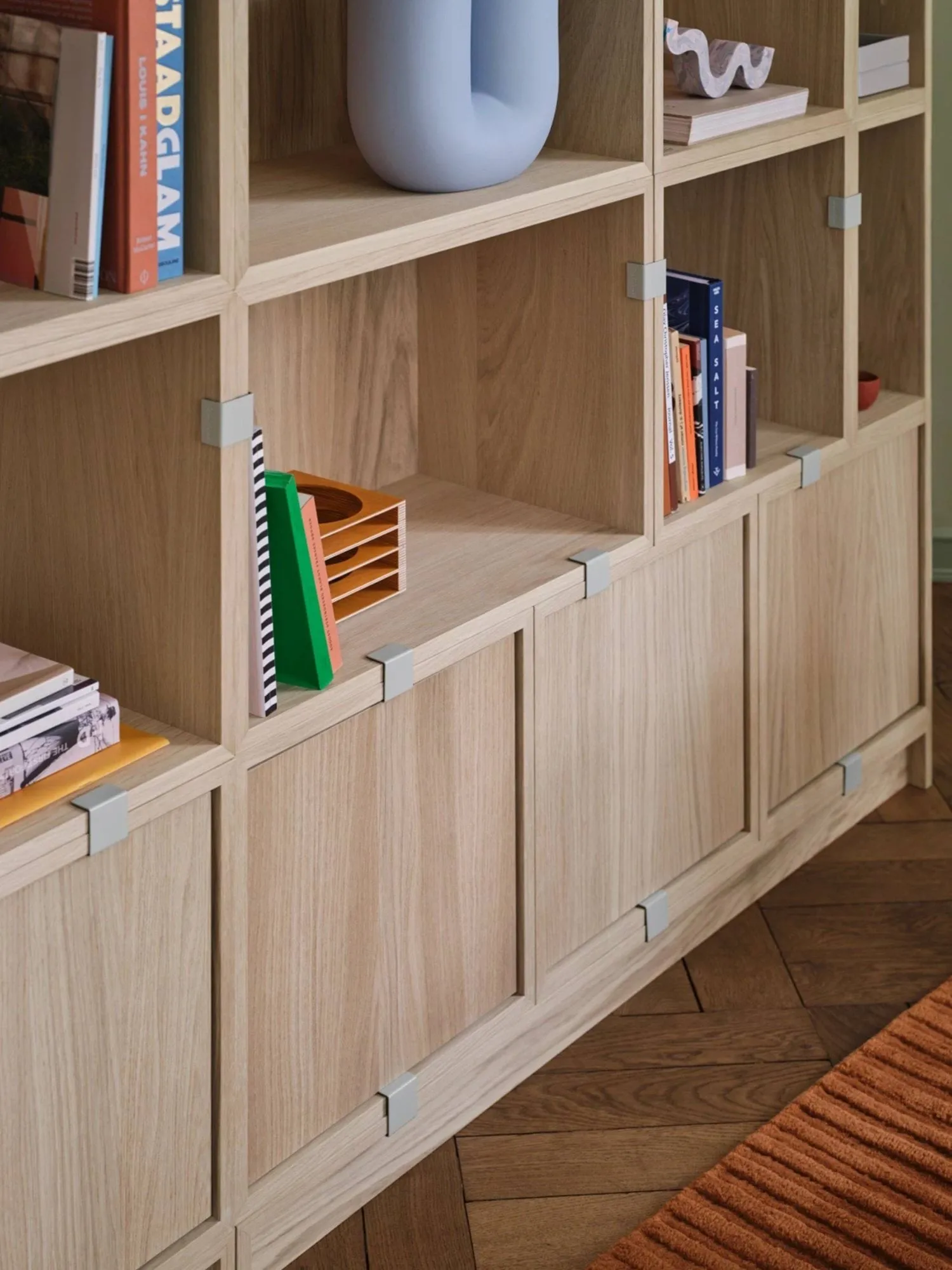 Stacked 2.0 hyldesystem med rygskive, large, eg Muuto