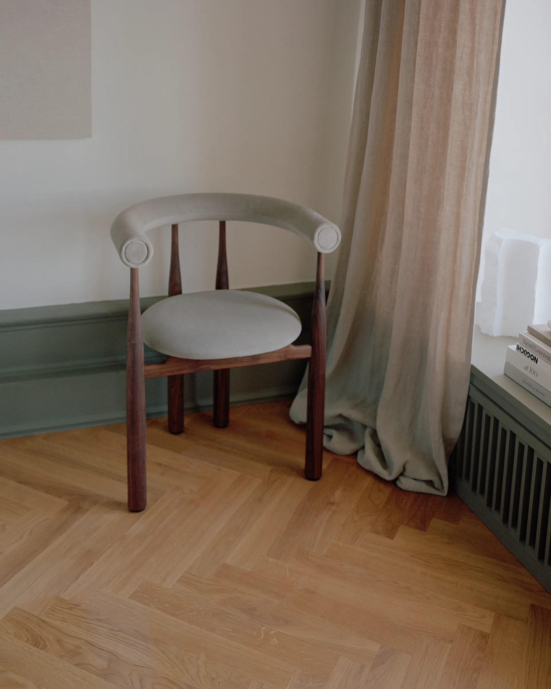 Bukowski karmstol polstret, Walnut, Megan 26 Beige New Works