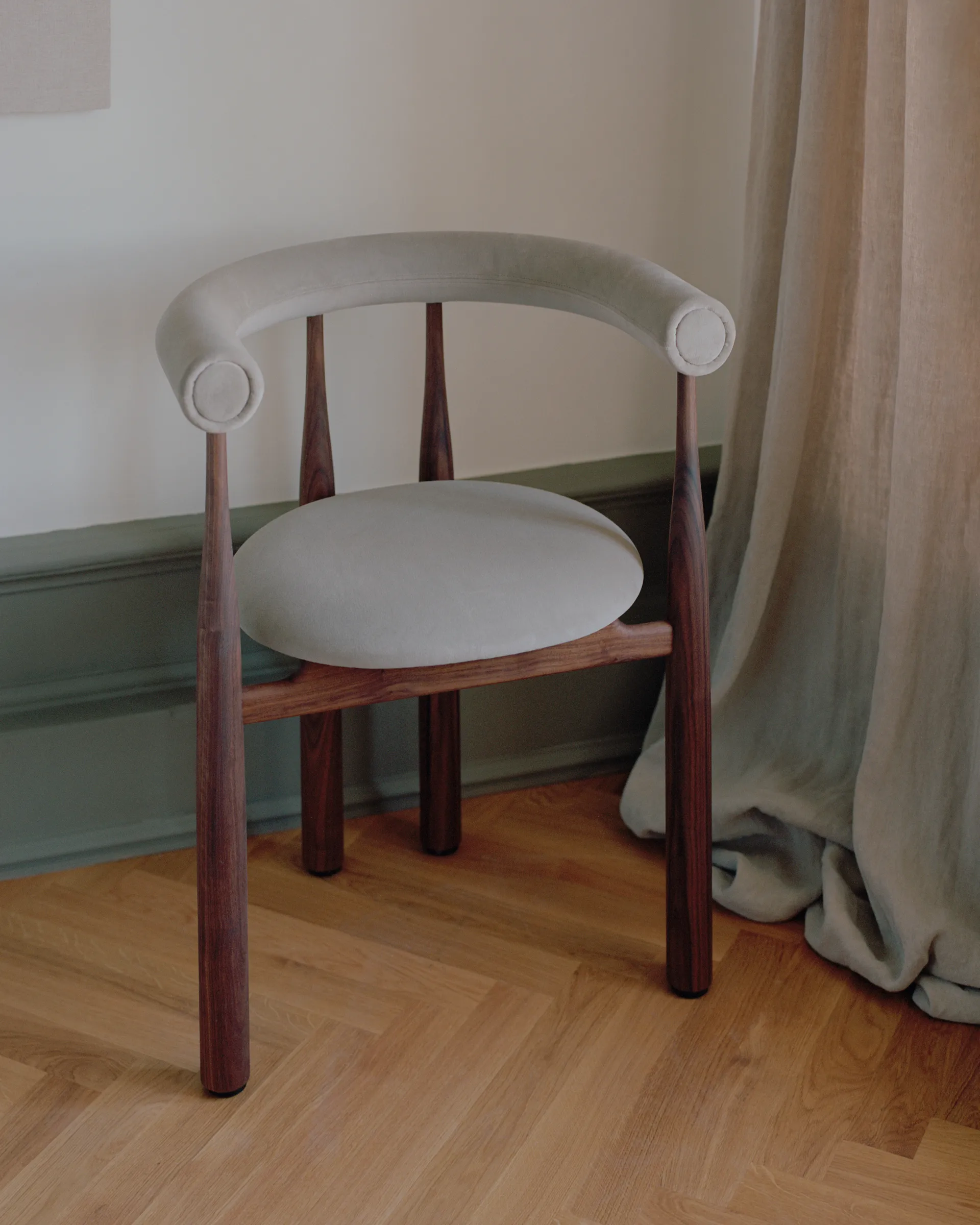 Bukowski karmstol polstret, Walnut, Megan 26 Beige New Works