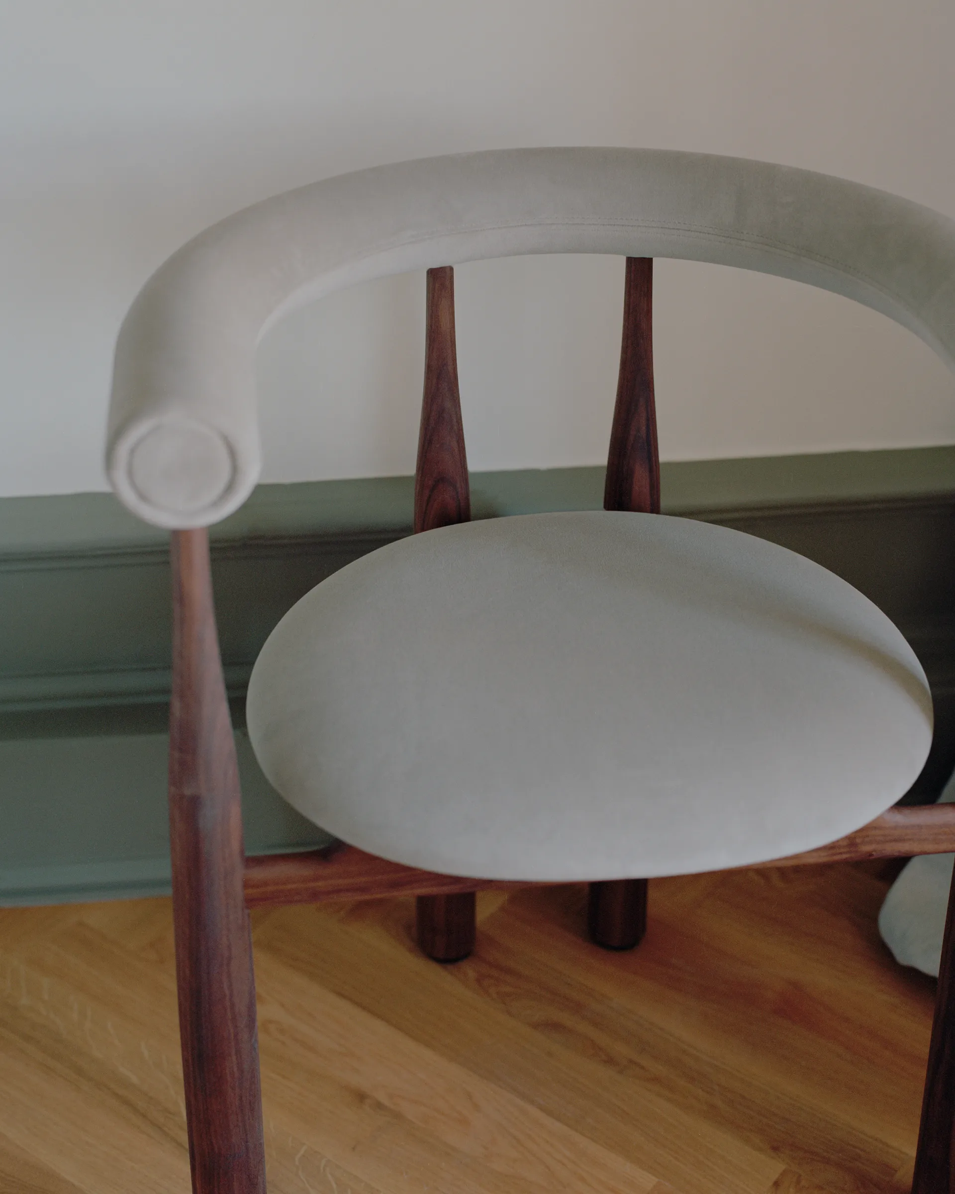 Bukowski karmstol polstret, Walnut, Megan 26 Beige New Works