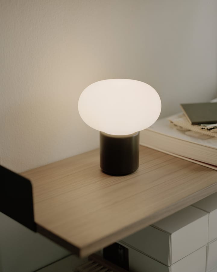 Karl-Johan bordlampe bærbar, Cold black New Works