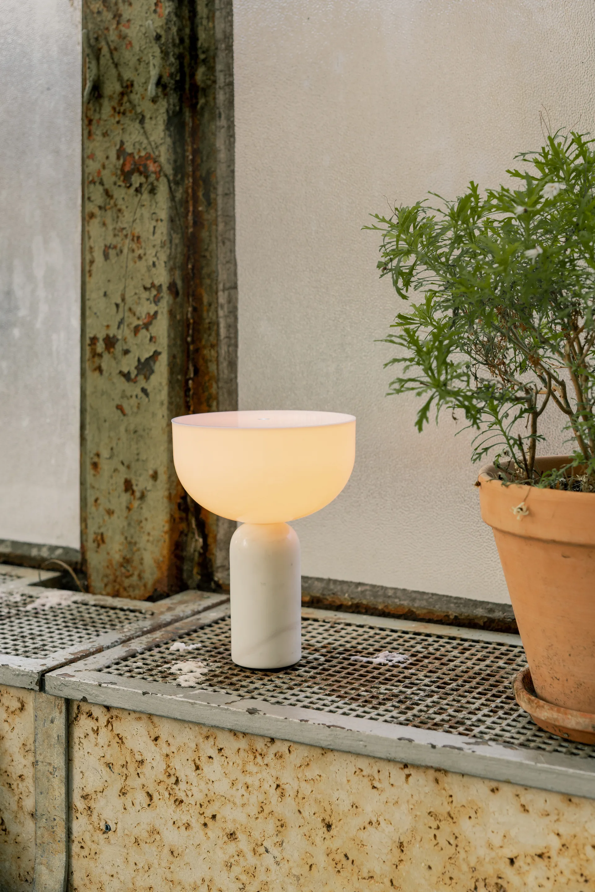 Kizu bærbar bordlampe, White marble New Works