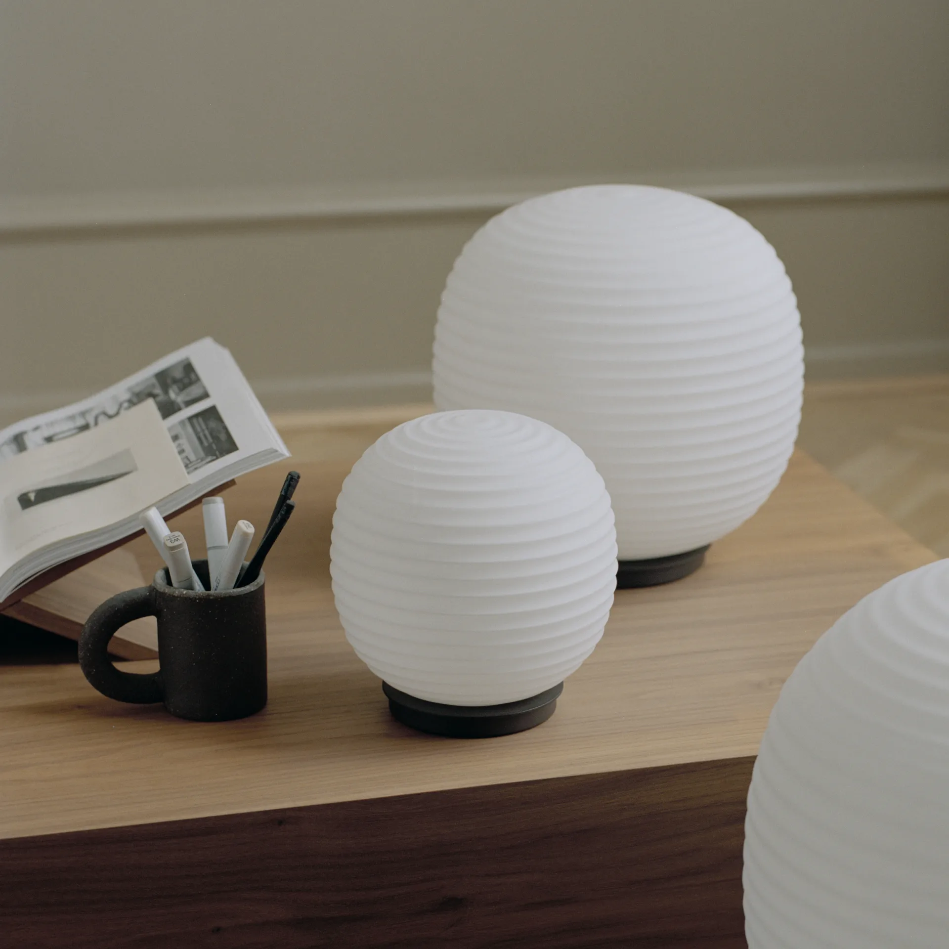 Lantern Globe bordlampe medium, Frosted white opal glass New Works