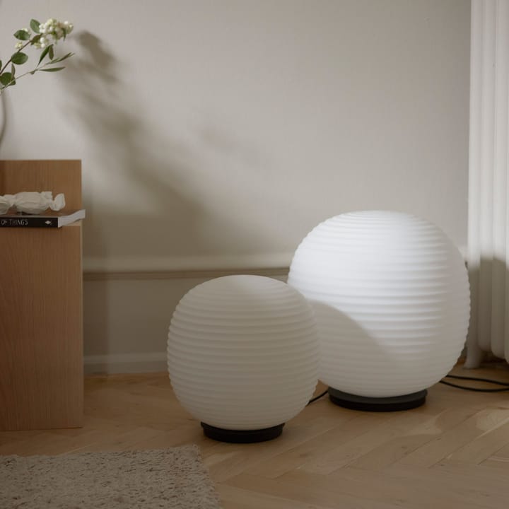 Lantern Globe gulvlampe large, Frosted white opal glass New Works
