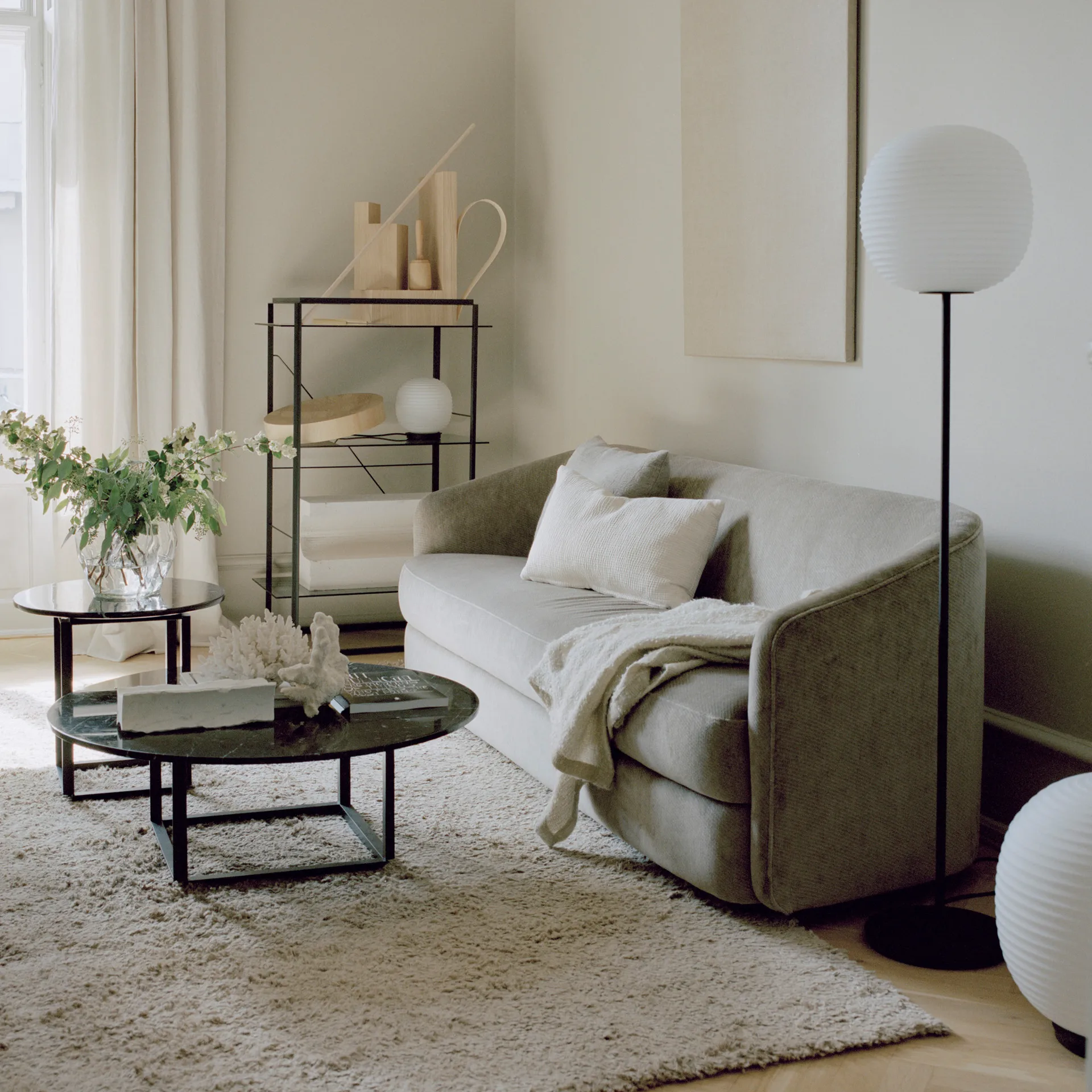 Lantern gulvlampe medium, Frosted white opal glass New Works