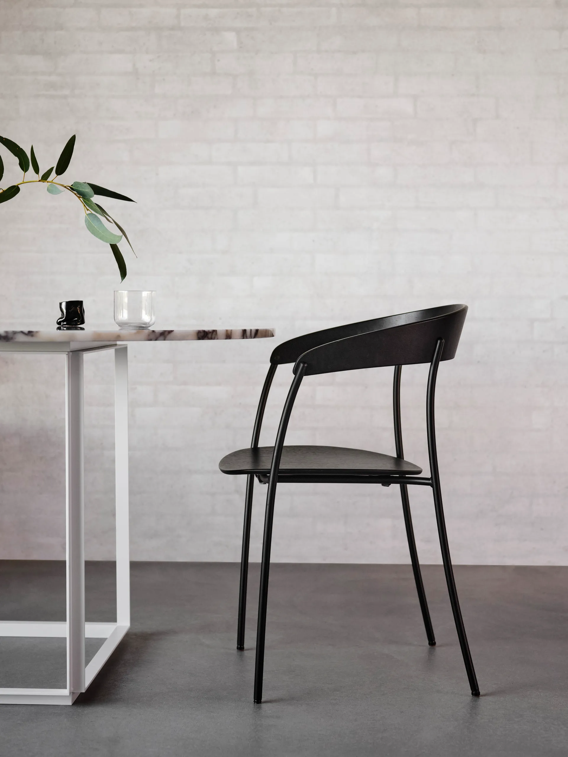 Missing armstol, Sort ask New Works