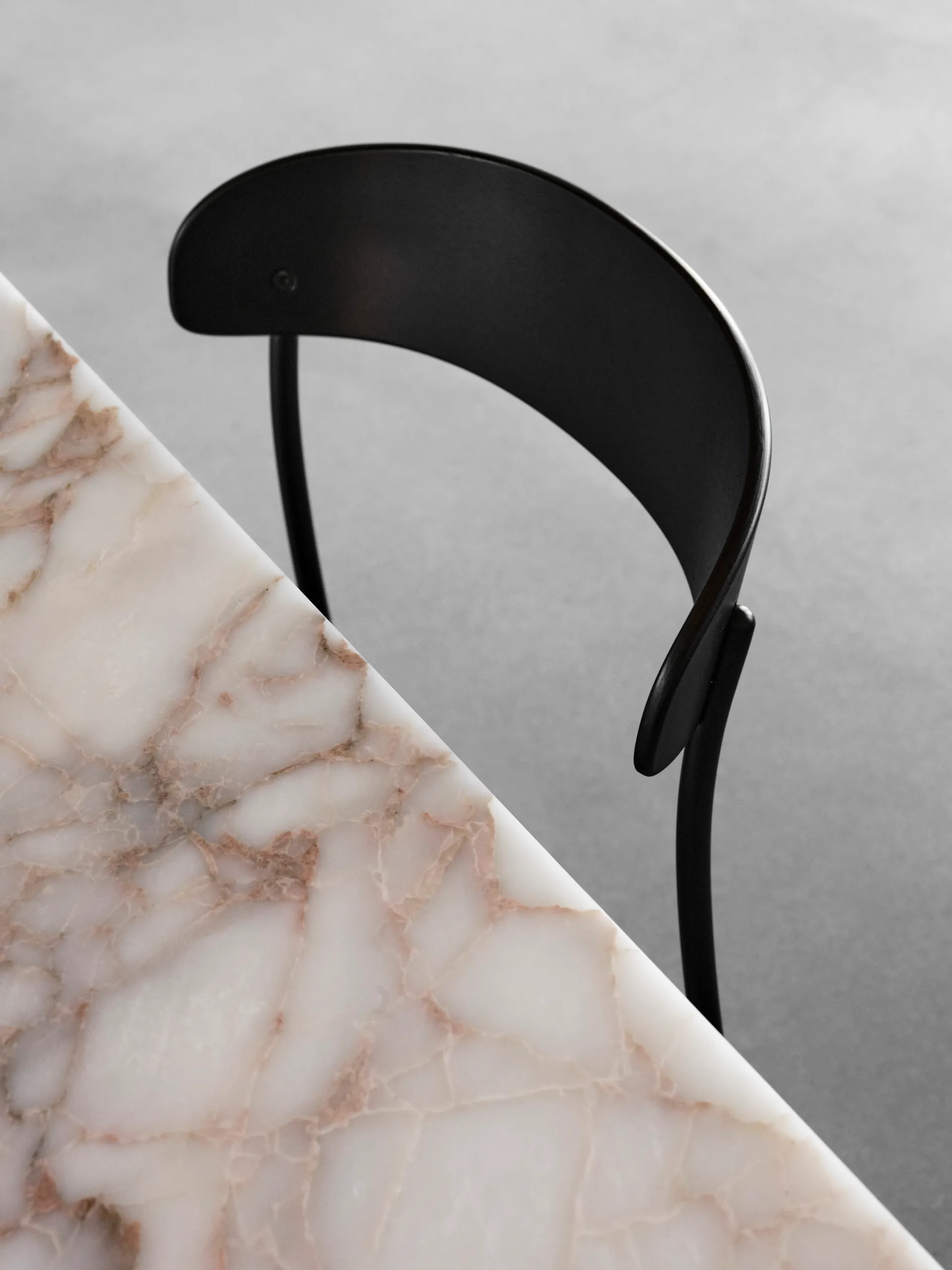 Missing stol, Sort ask New Works