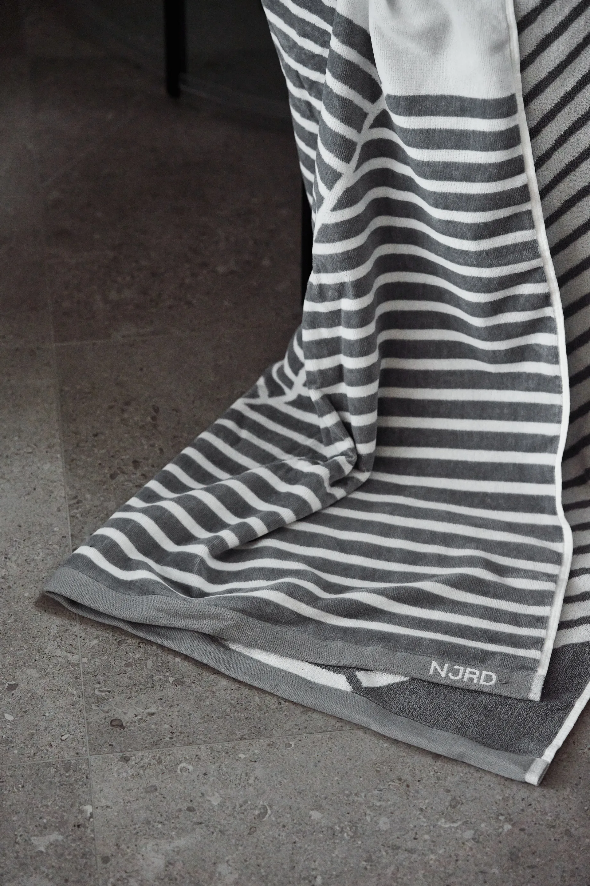 Stripes badehåndklæde 100x150 cm, Grå NJRD
