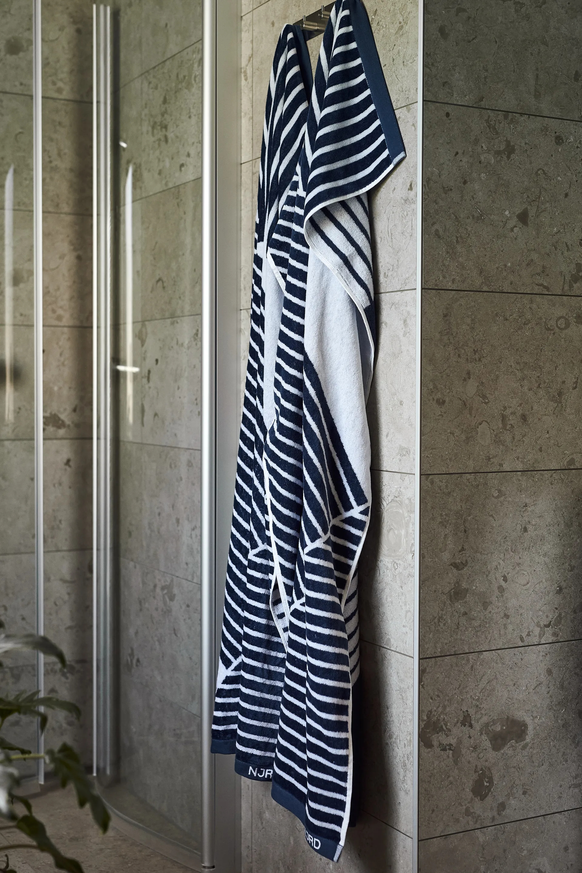 Stripes badehåndklæde 70x140 cm , Blå NJRD