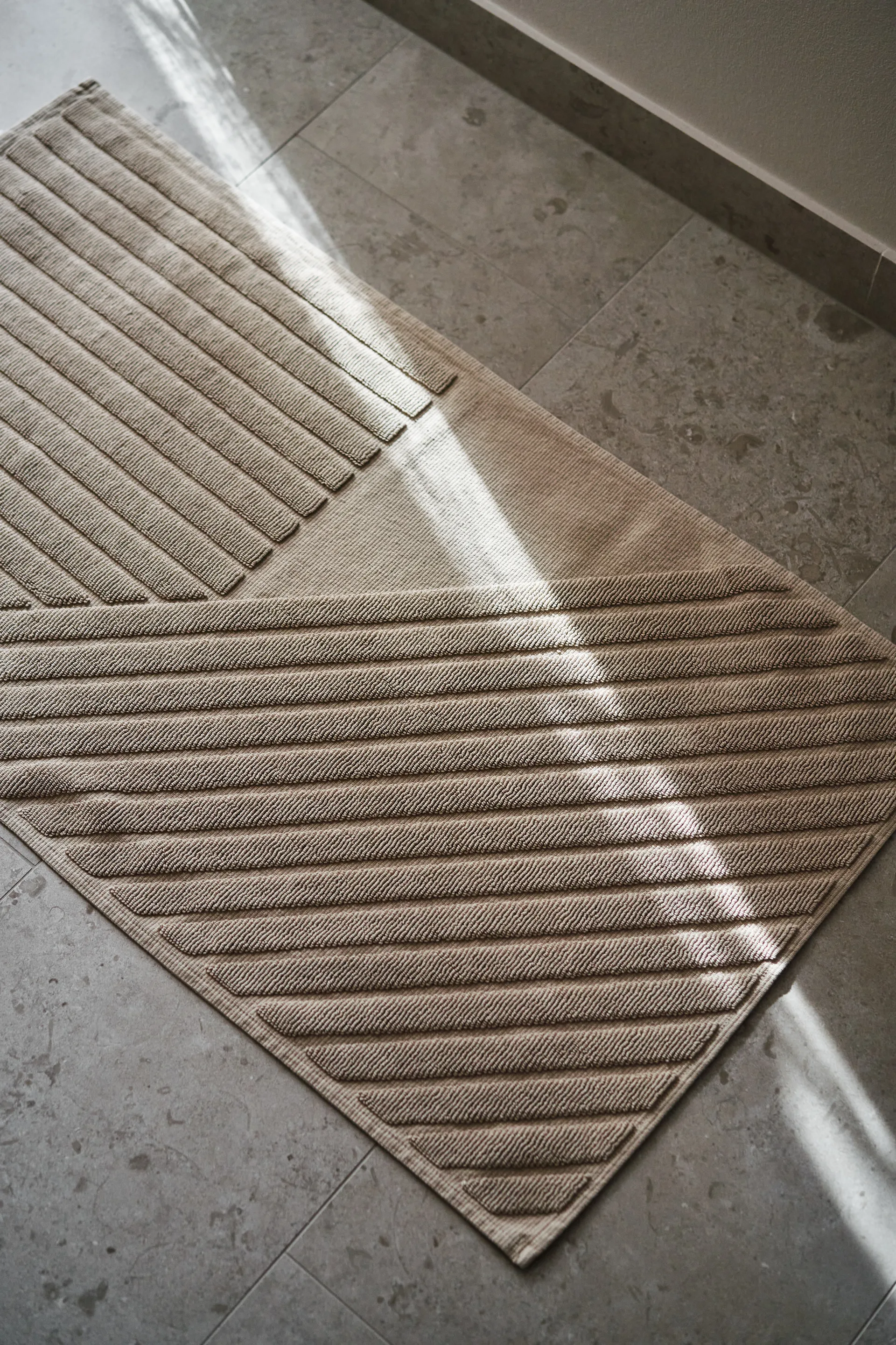 Stripes bademåtte 50x90 cm, Beige NJRD