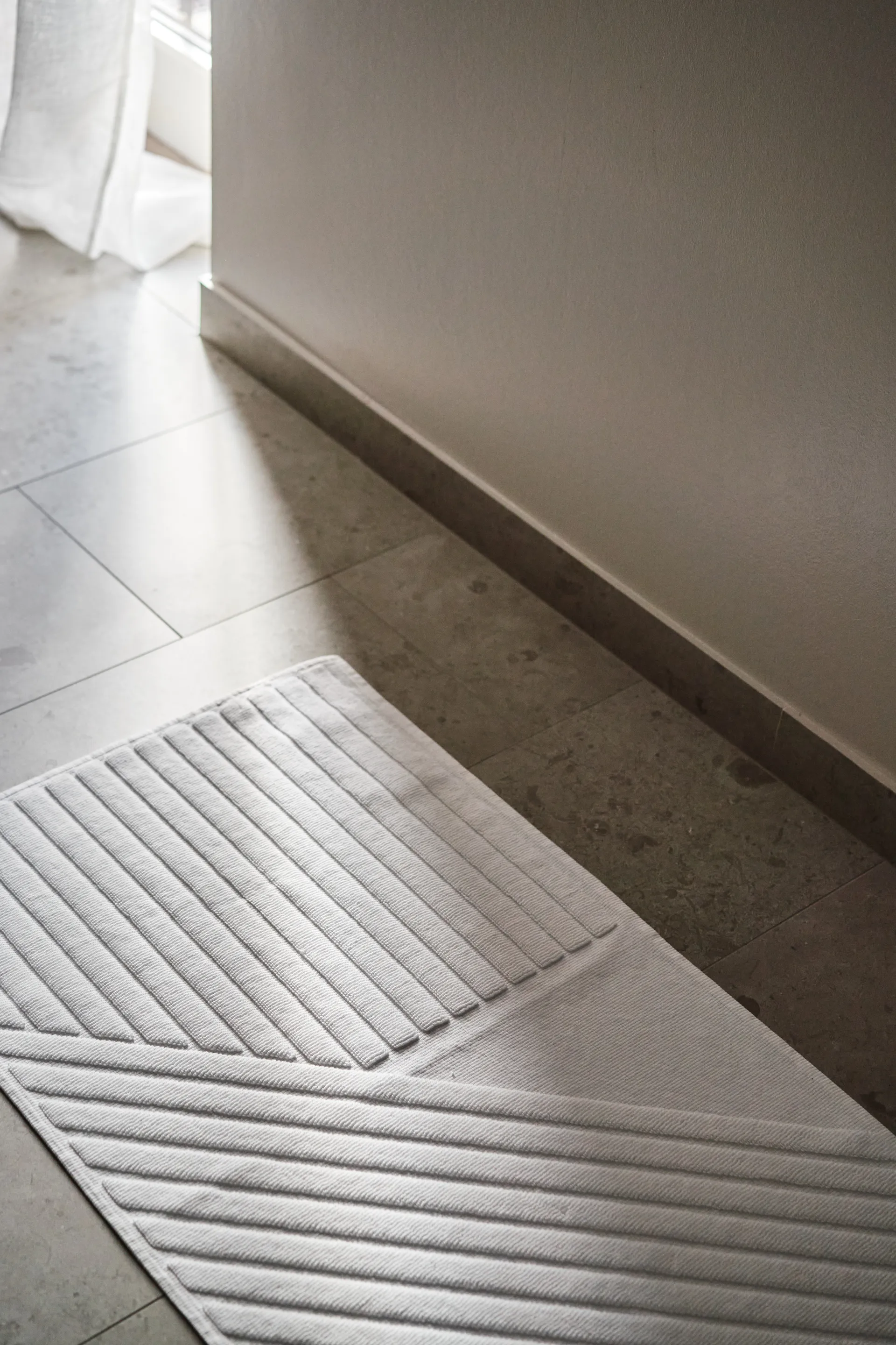 Stripes bademåtte 50x90 cm, Hvid NJRD