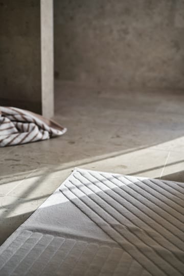 Stripes bademåtte 50x90 cm - Hvid - NJRD