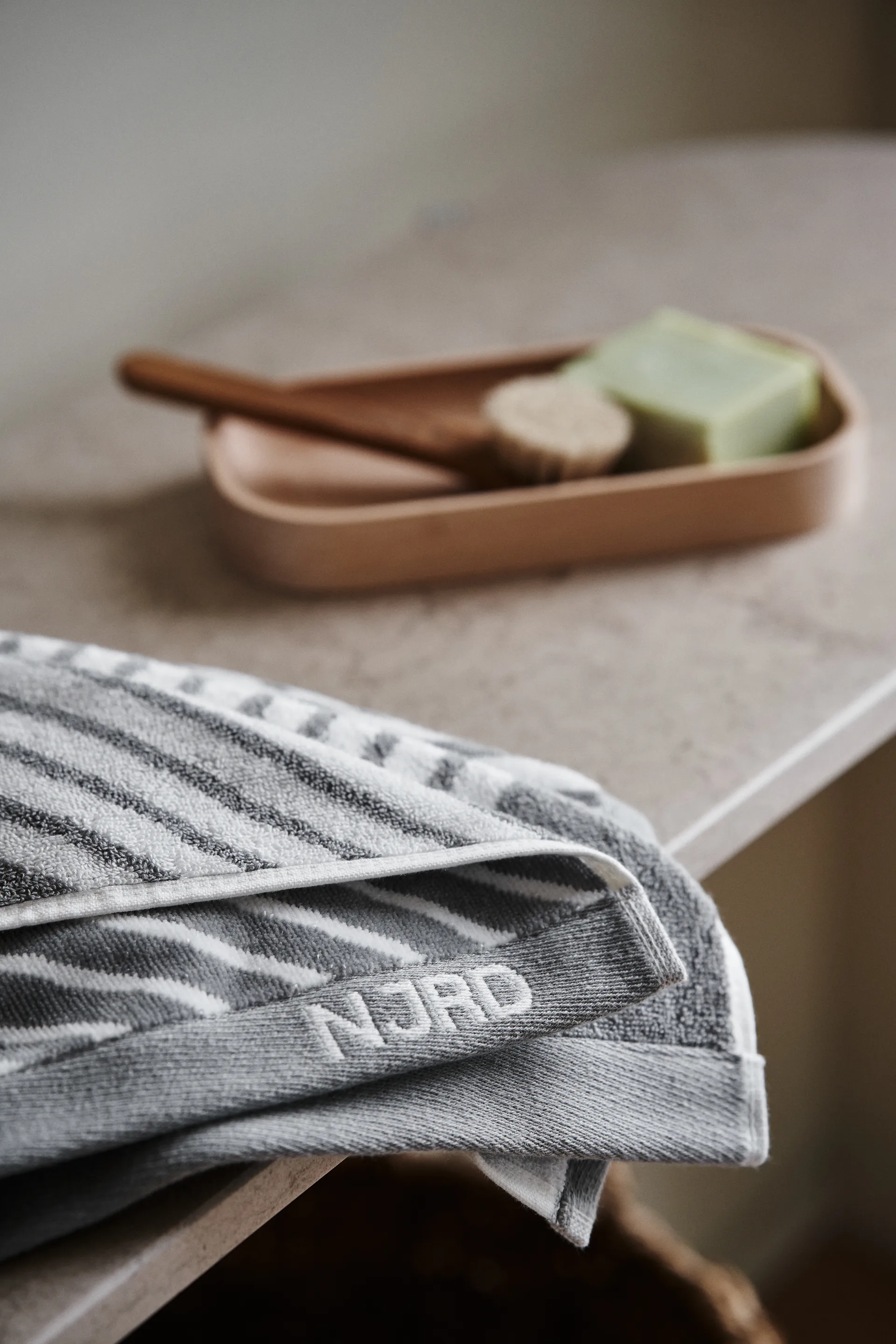 Stripes håndklæde 50x70 cm, Grå NJRD