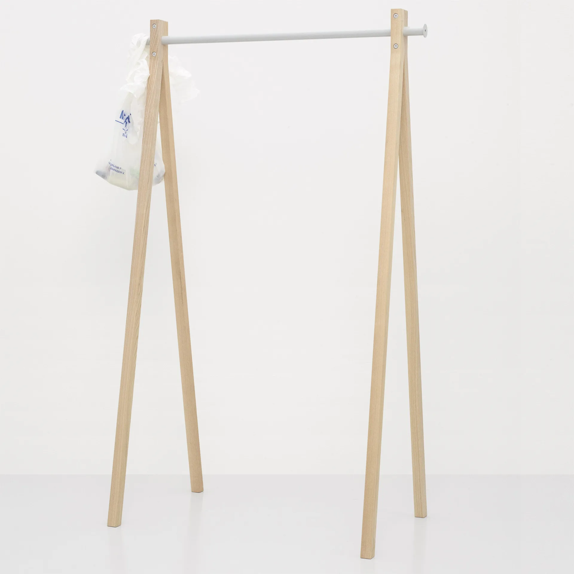 Dress-Up 90 tøjstang, natur-hvid Nomess Copenhagen