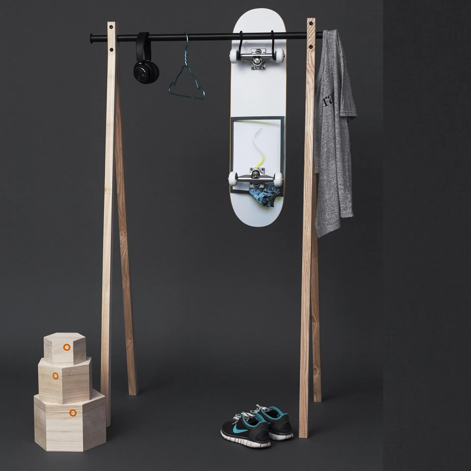 Dress-Up 90 tøjstang, natur-sort Nomess Copenhagen