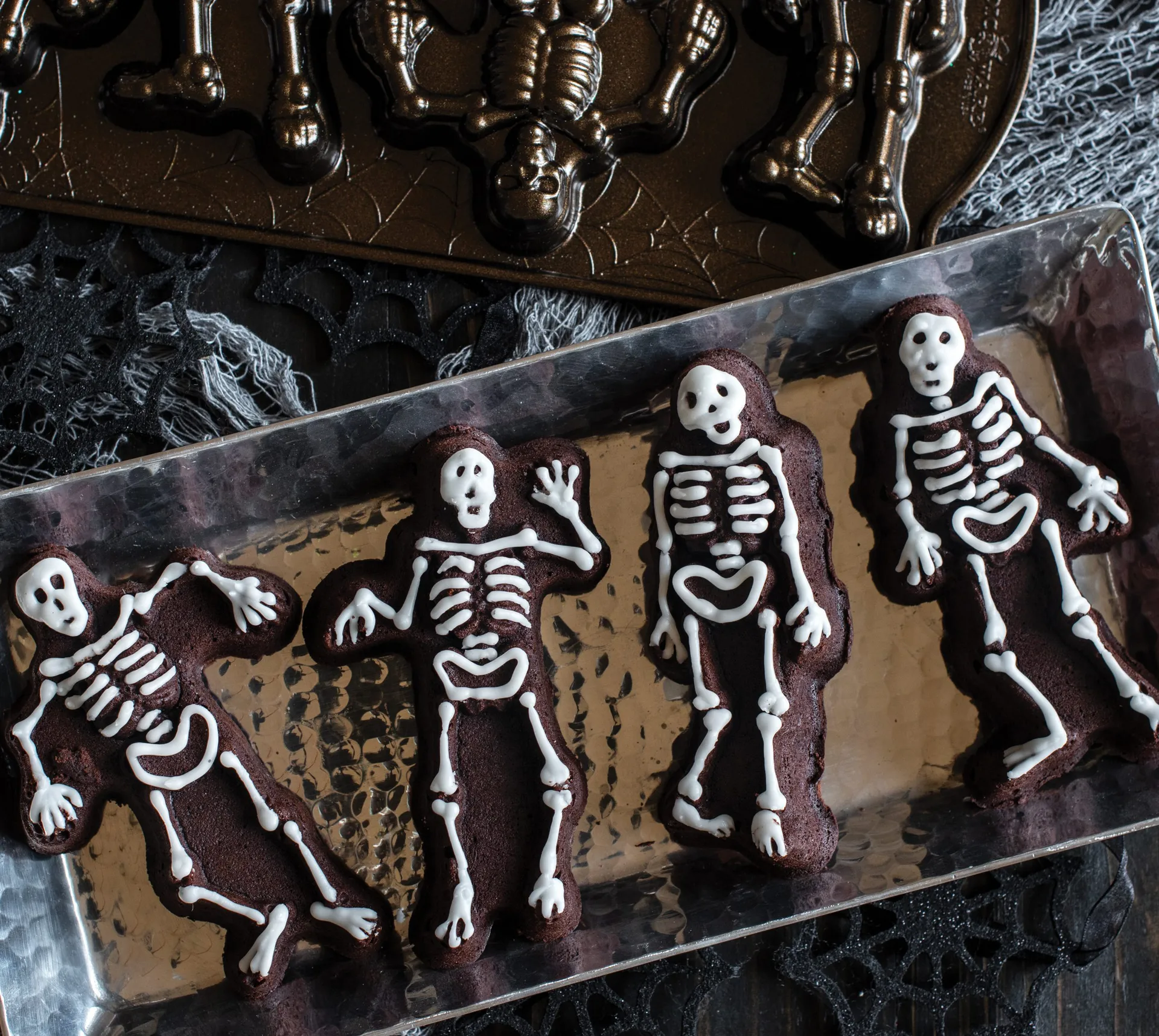 Nordic Ware Spooky Skeleton bageform, Bronze Nordic Ware