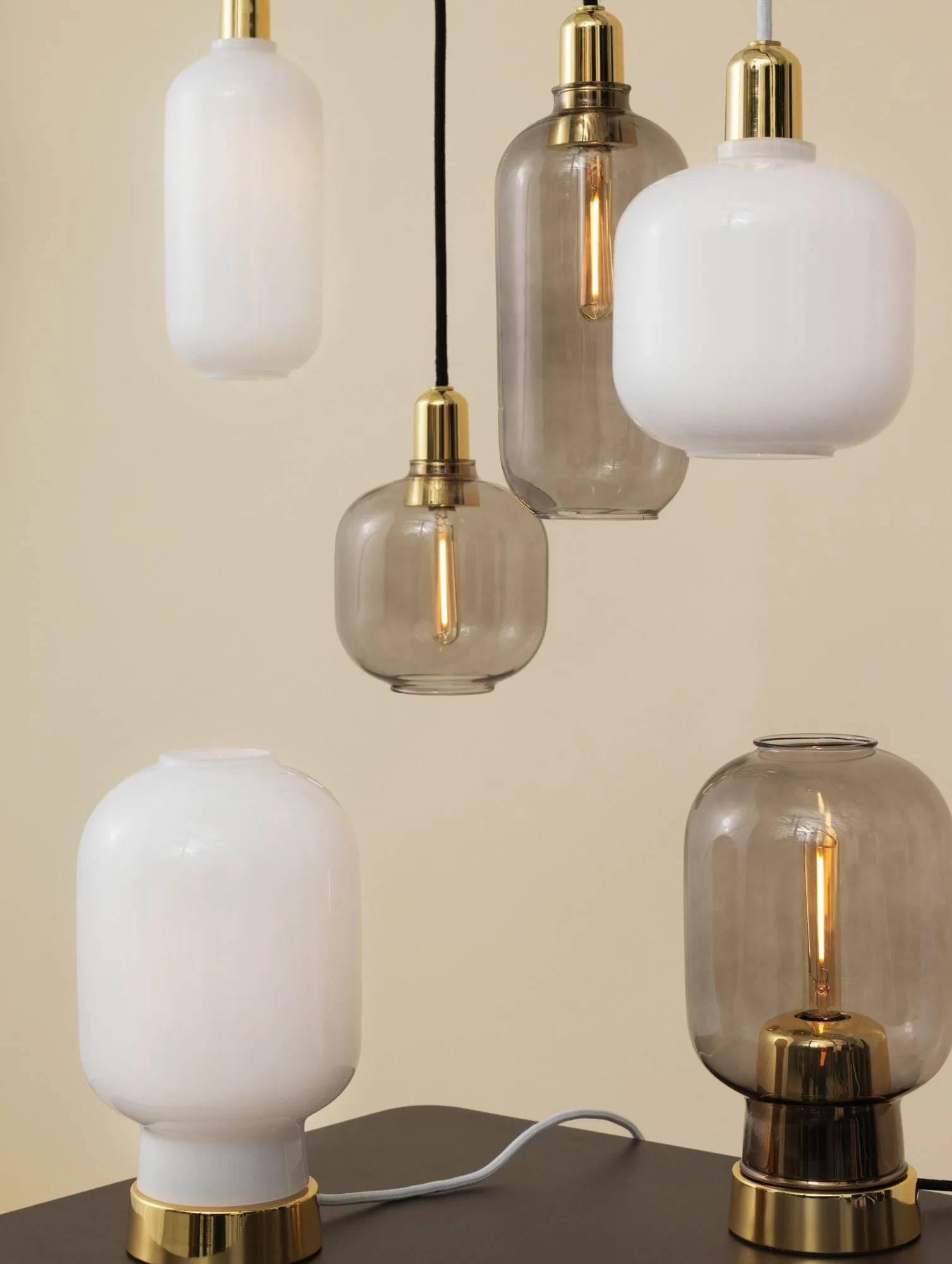 Amp bordlampe, grå-messing Normann Copenhagen