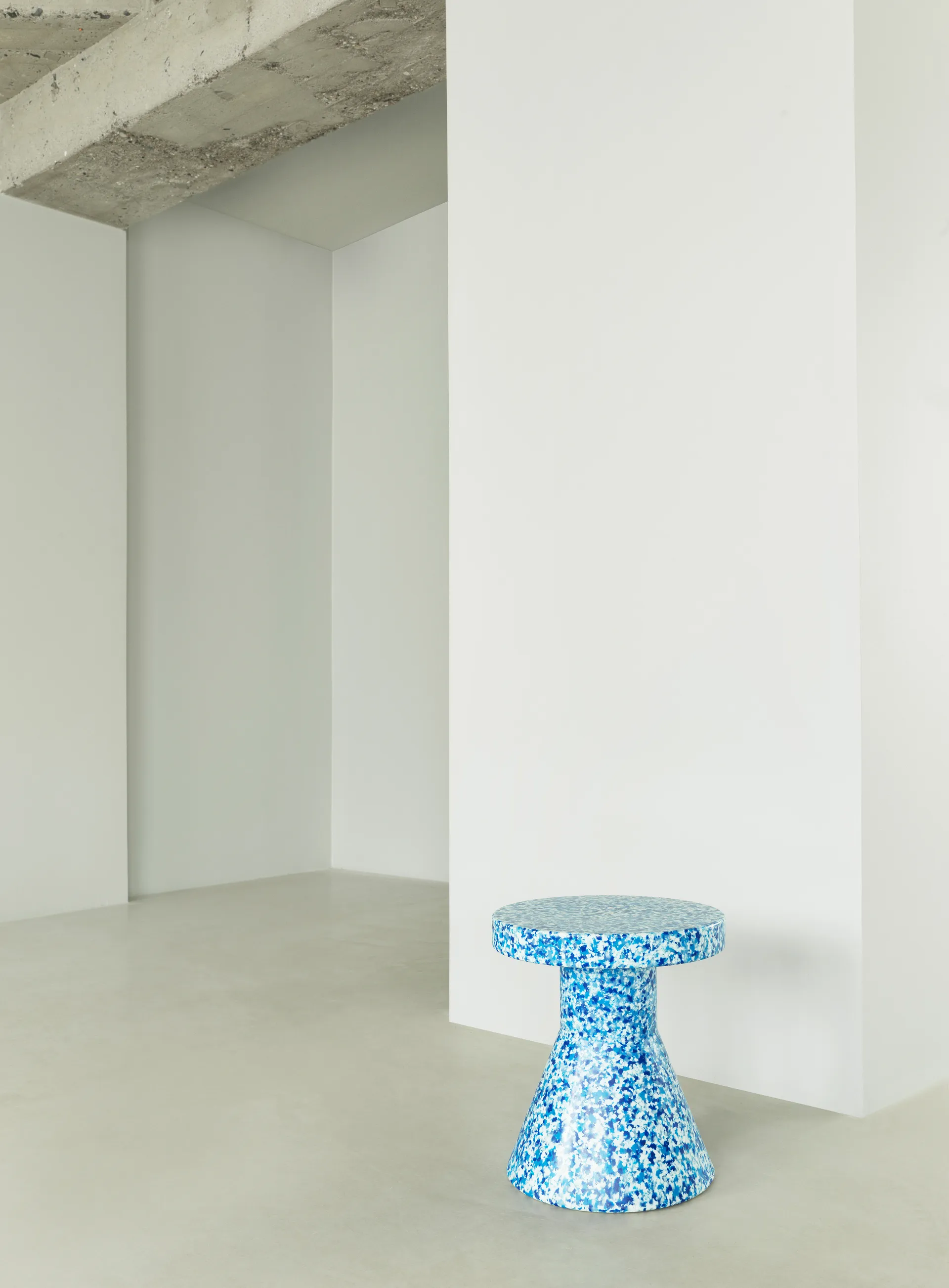 Bit Cone rund skammel, Blå, Ø36x42 cm Normann Copenhagen