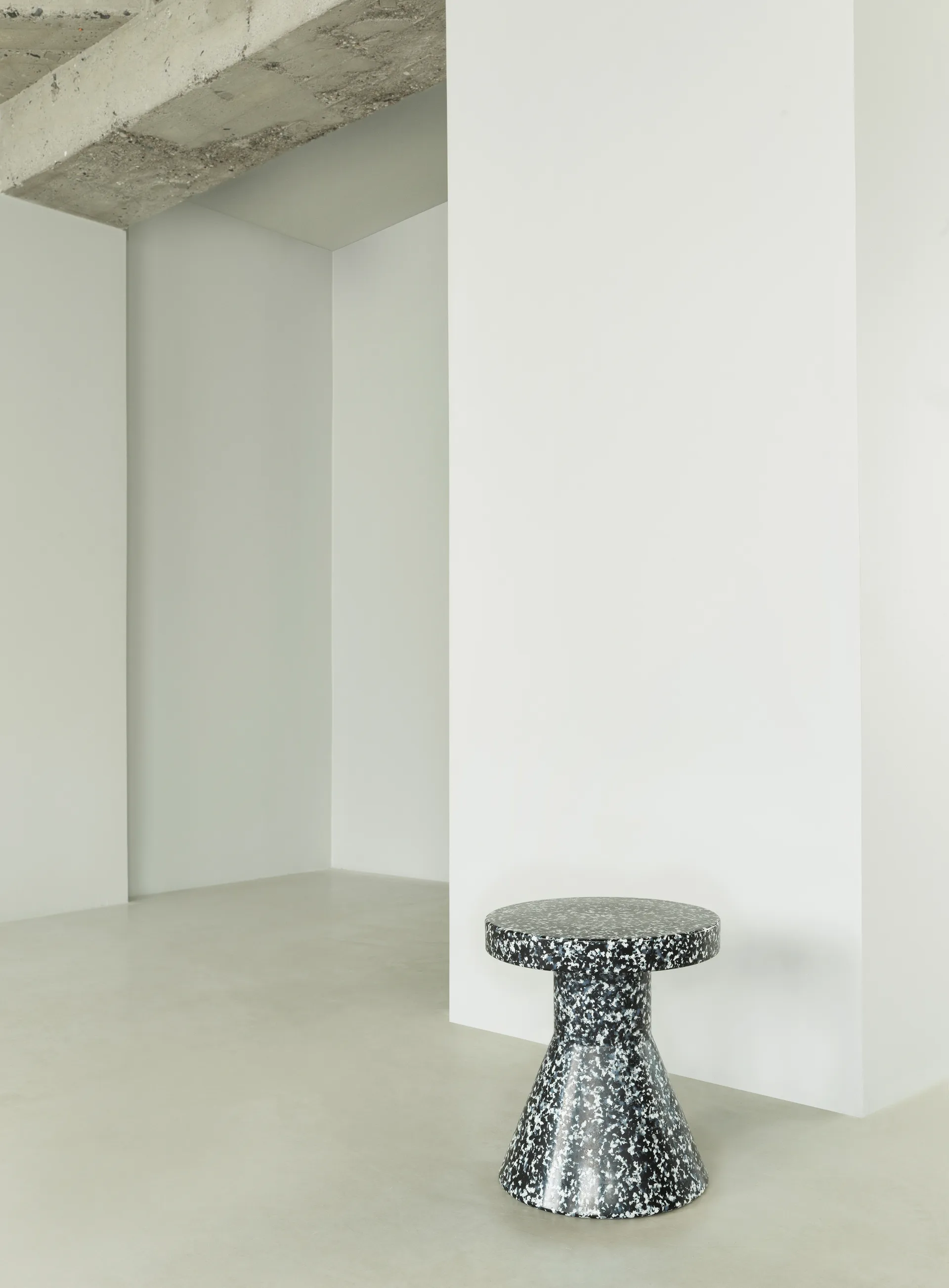 Bit Cone rund skammel, Sort/Hvid, Ø36x42 cm Normann Copenhagen