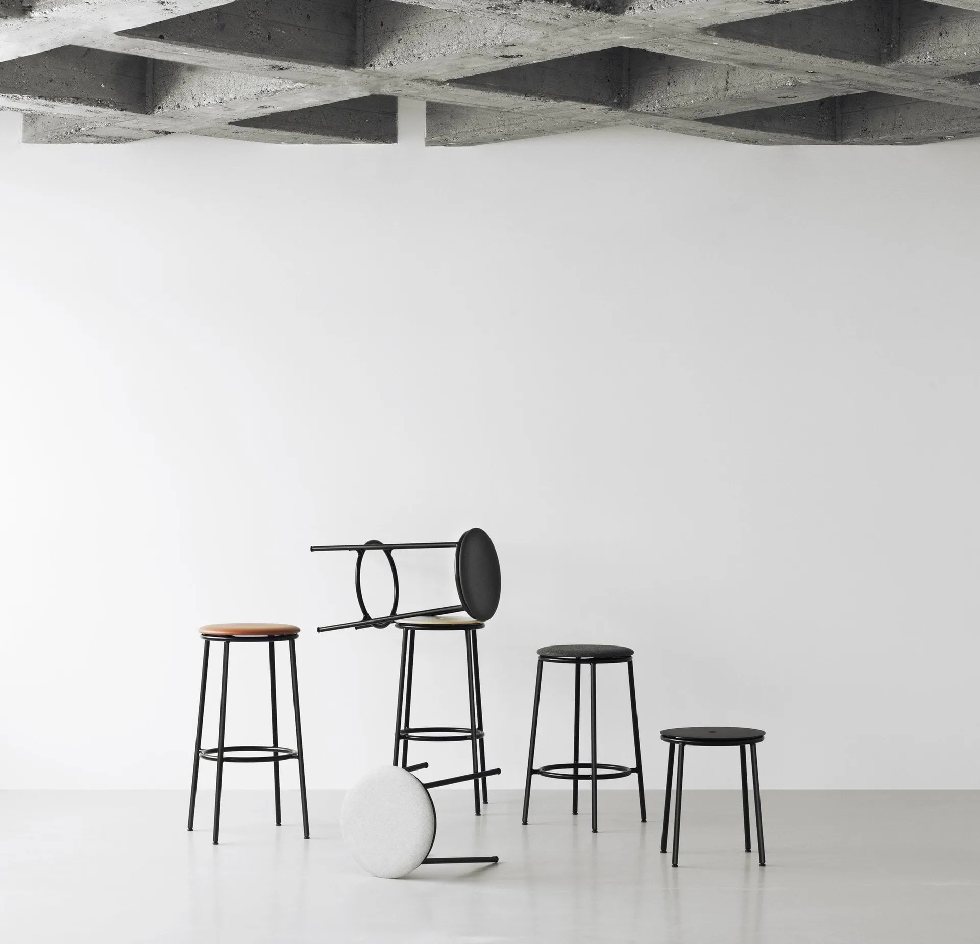 Circa taburet 45 cm, Sort aluminium Normann Copenhagen
