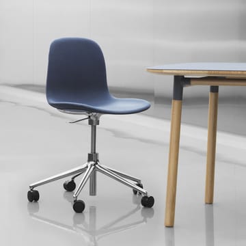 Form chair drejestol, 5W kontorstol - blå, sort aluminium, hjul - Normann Copenhagen