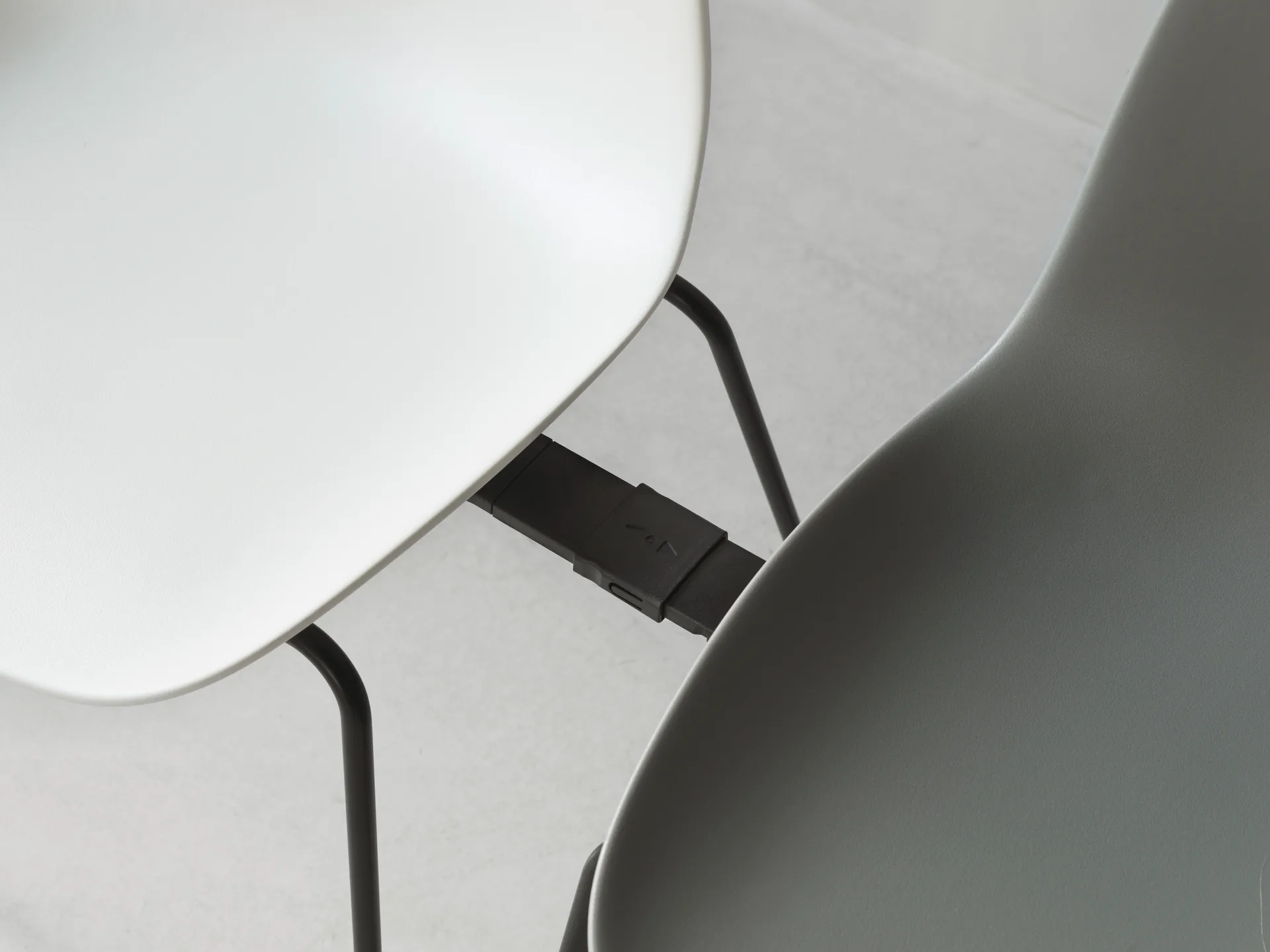 Form Chair stabelbar stol sorte ben 2-pak, hvid Normann Copenhagen