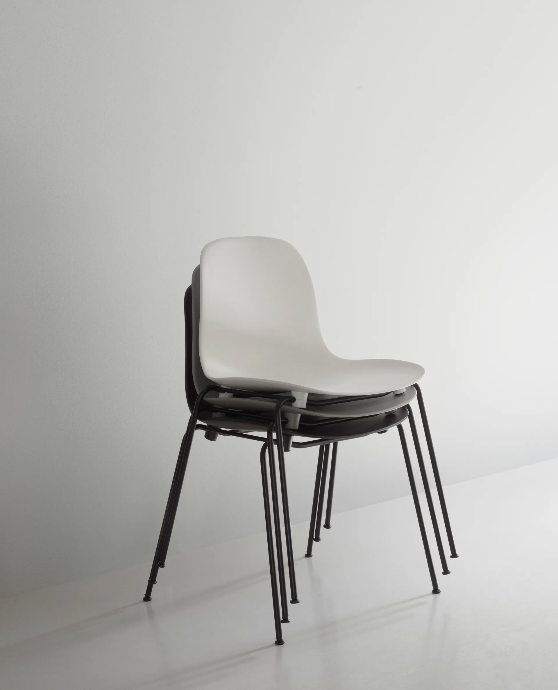 Form Chair stabelbar stol sorte ben 2-pak, hvid Normann Copenhagen