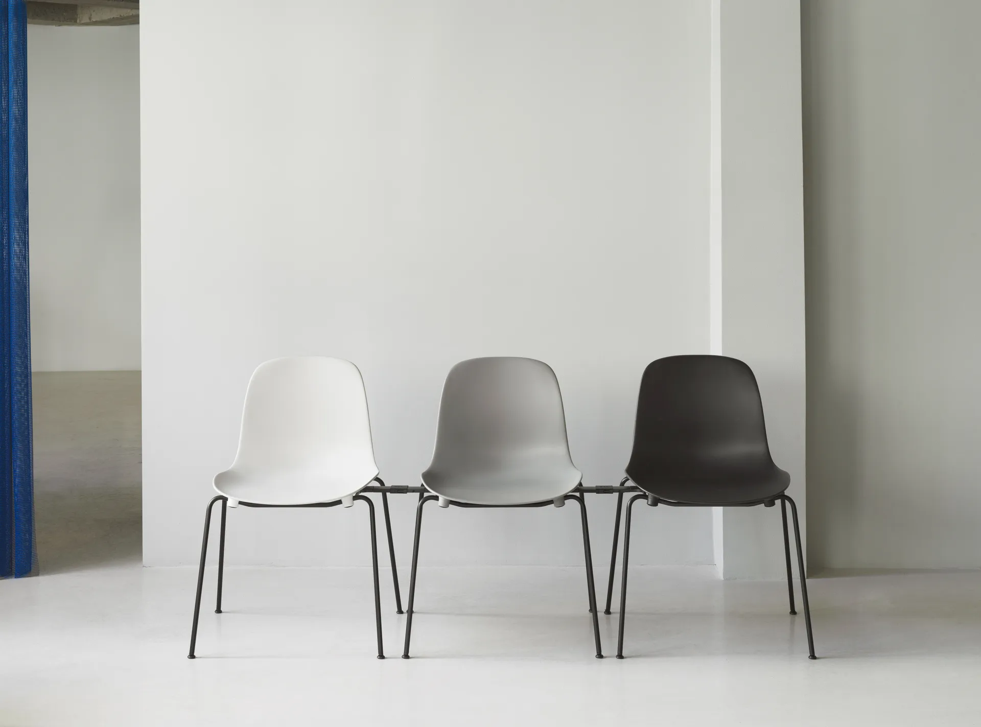 Form Chair stabelbar stol sorte ben 2-pak, hvid Normann Copenhagen