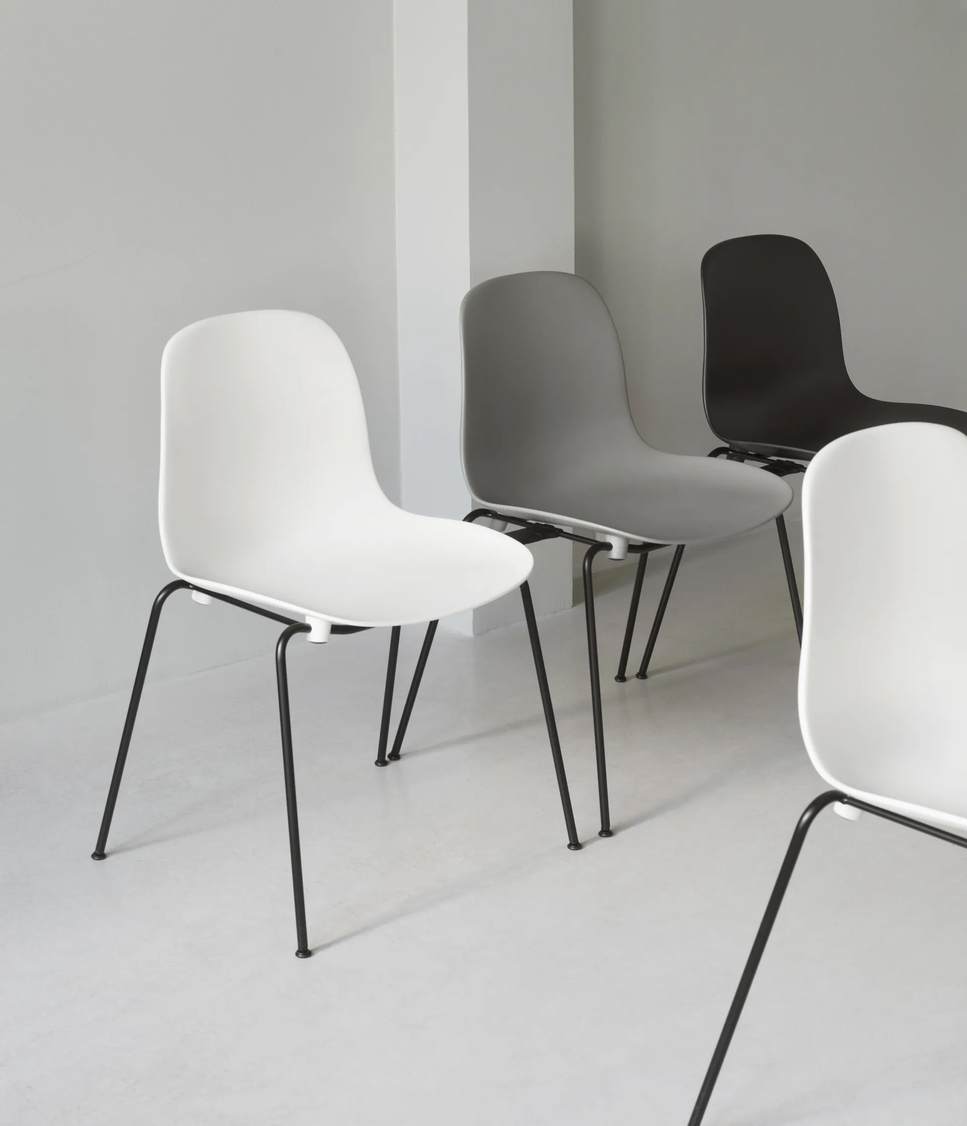 Form Chair stabelbar stol sorte ben 2-pak, hvid Normann Copenhagen