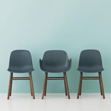 Form Chair stol valnøddeben pakke med to styk 2-pak - blå-valnød - Normann Copenhagen