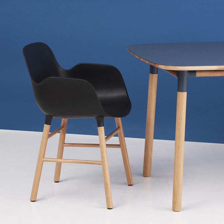 Form karmstol, black, ben i valnød Normann Copenhagen