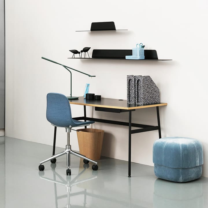 Journal skrivebord, hvidt laminat, hvide stålben og skuffe Normann Copenhagen