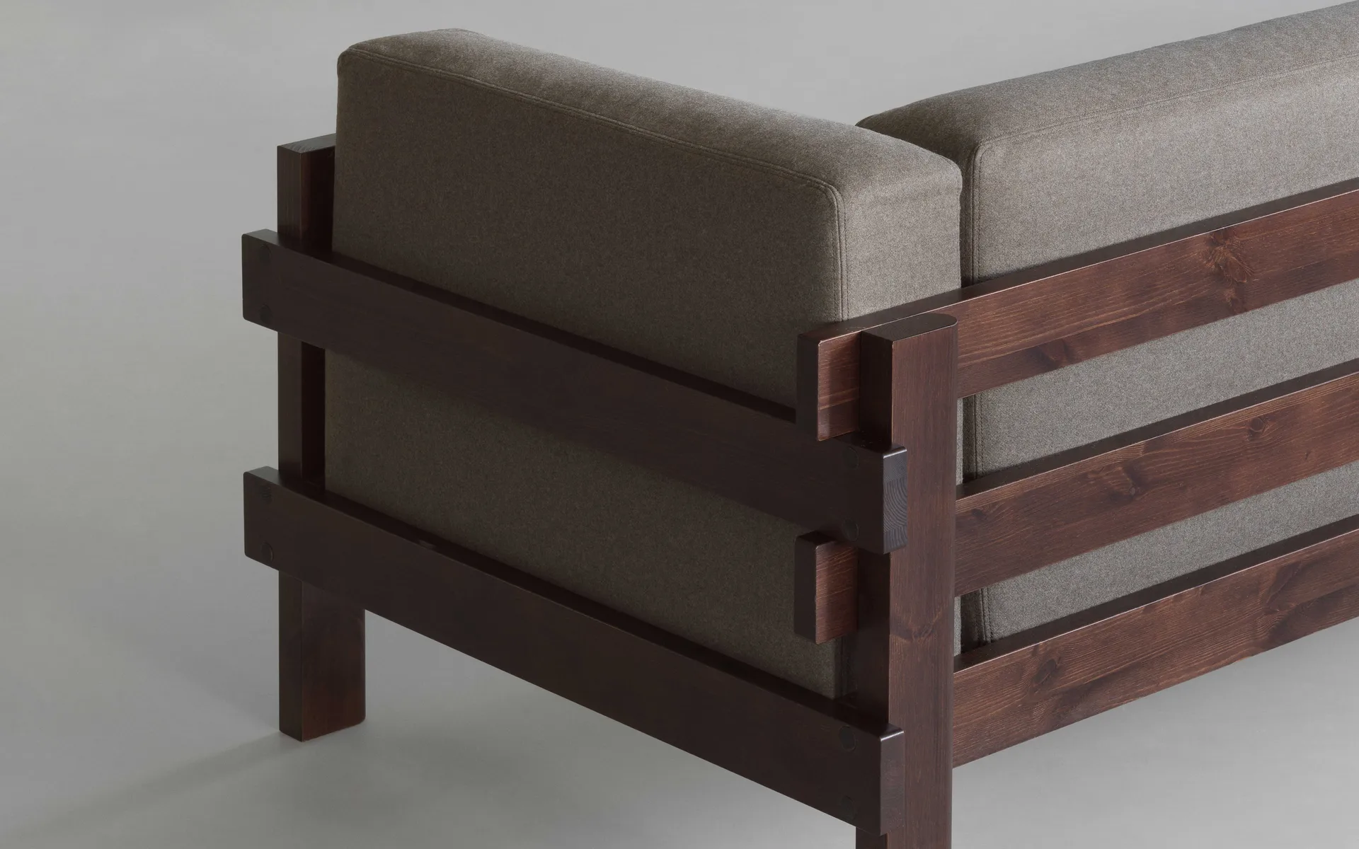 Kube sofa, Brunlakeret fyrretræ-stof Remix 143 Grey, 220 cm Normann Copenhagen