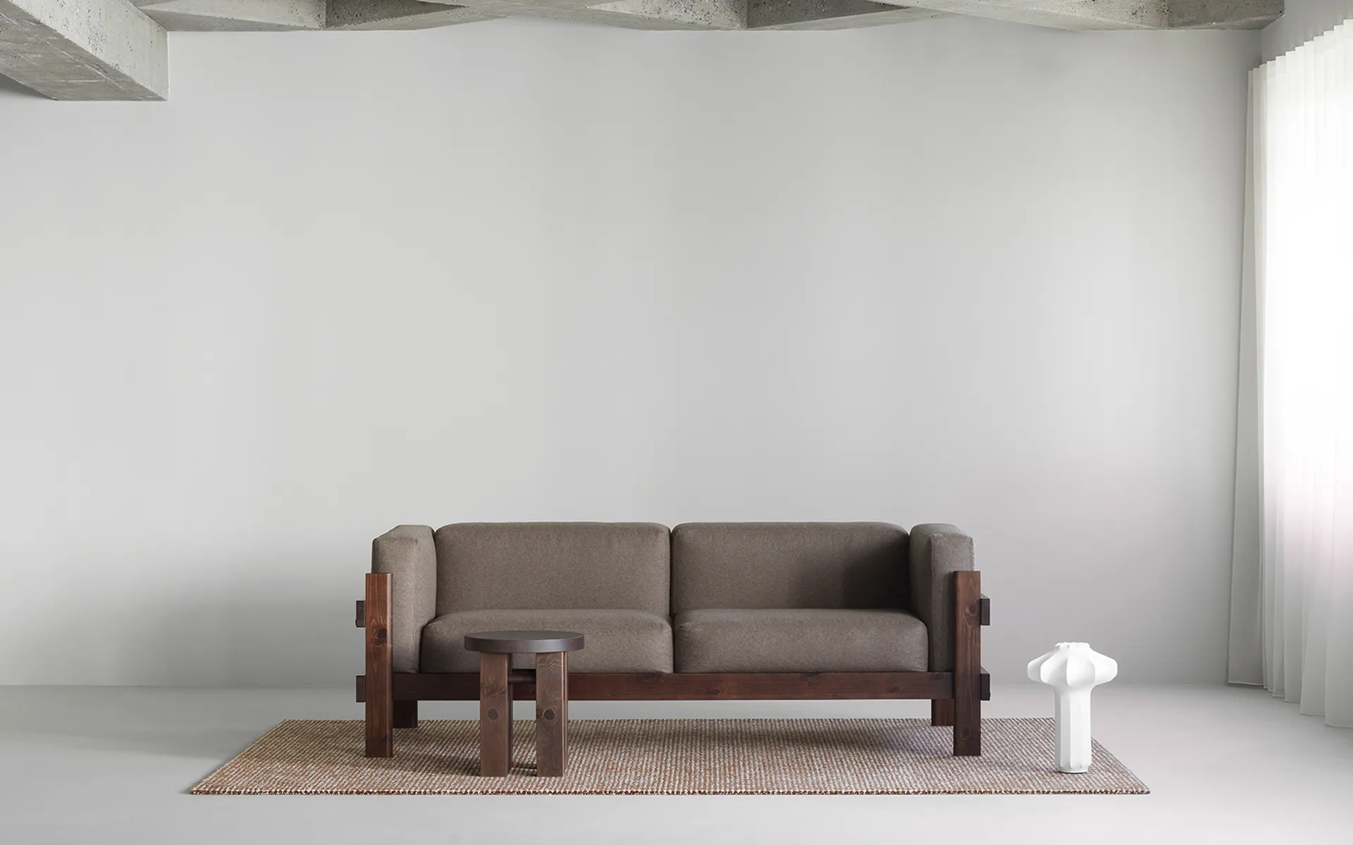 Kube sofa, Brunlakeret fyrretræ-stof Remix 223 Beige, 220 cm Normann Copenhagen