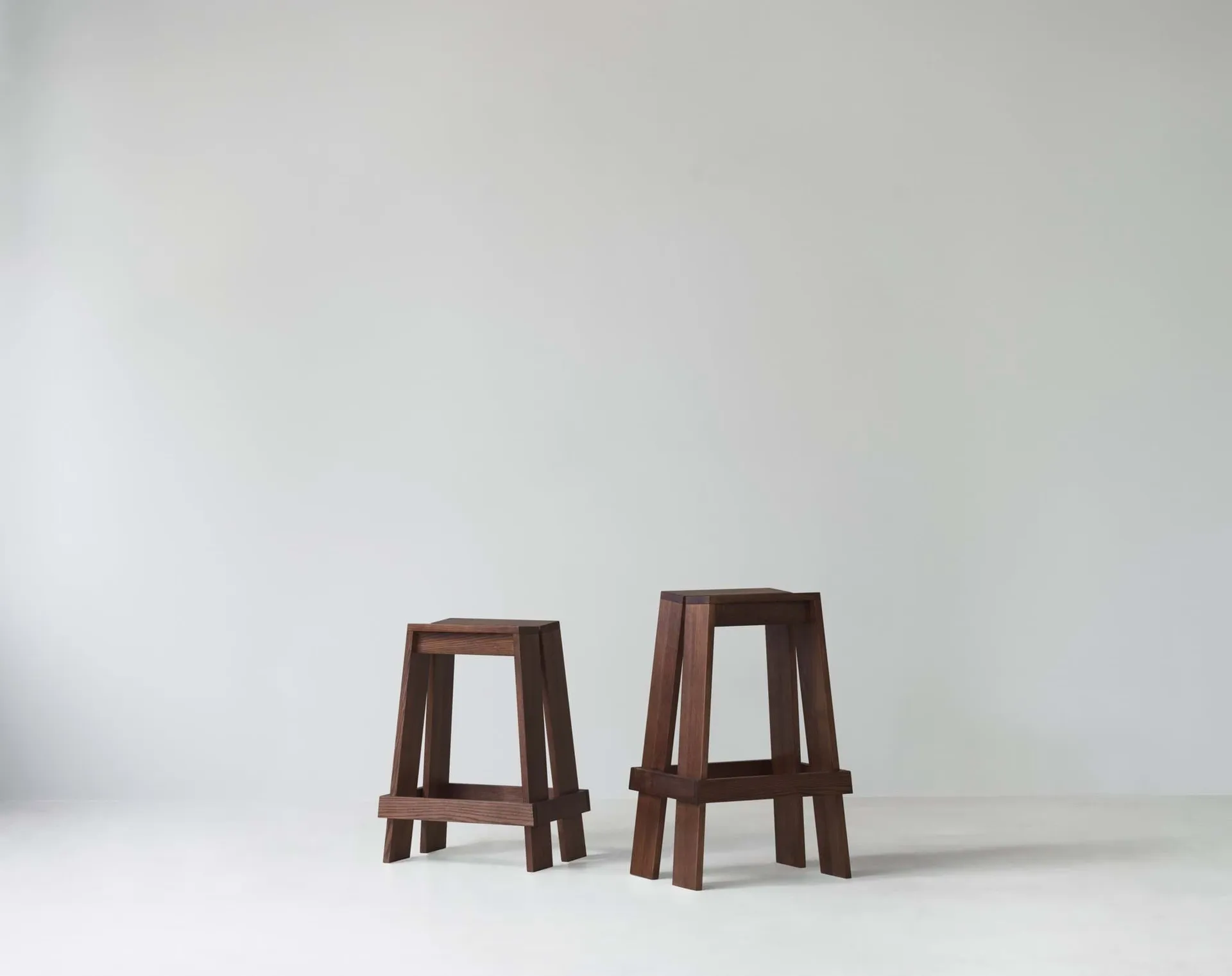 Let barskammel 65 cm, Brown Stained Ash Normann Copenhagen