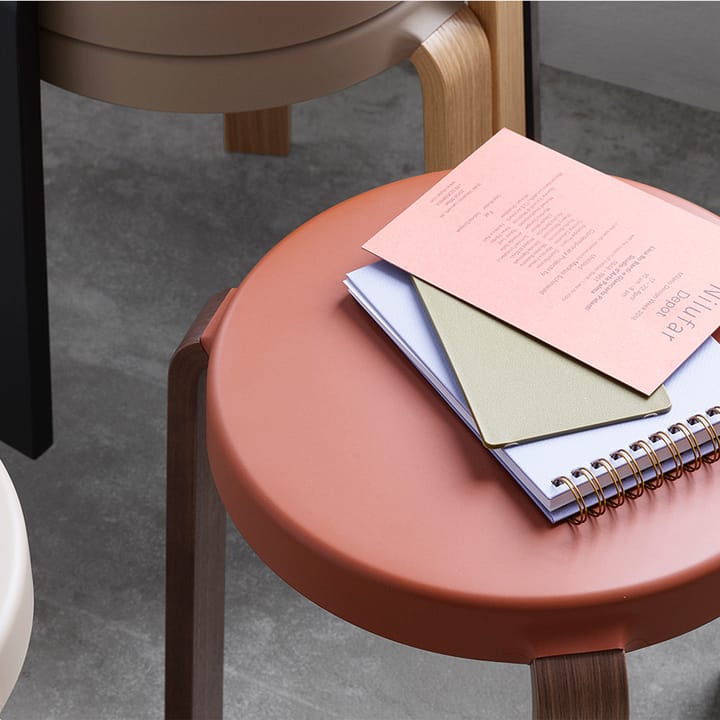 Tap taburet, caramel, ben i egetræ Normann Copenhagen