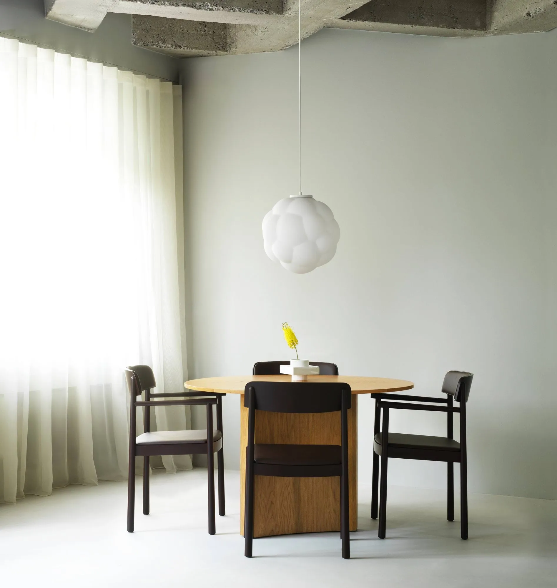 Timb karmstol, Brown ash-Ultra Leather Chocolate Normann Copenhagen