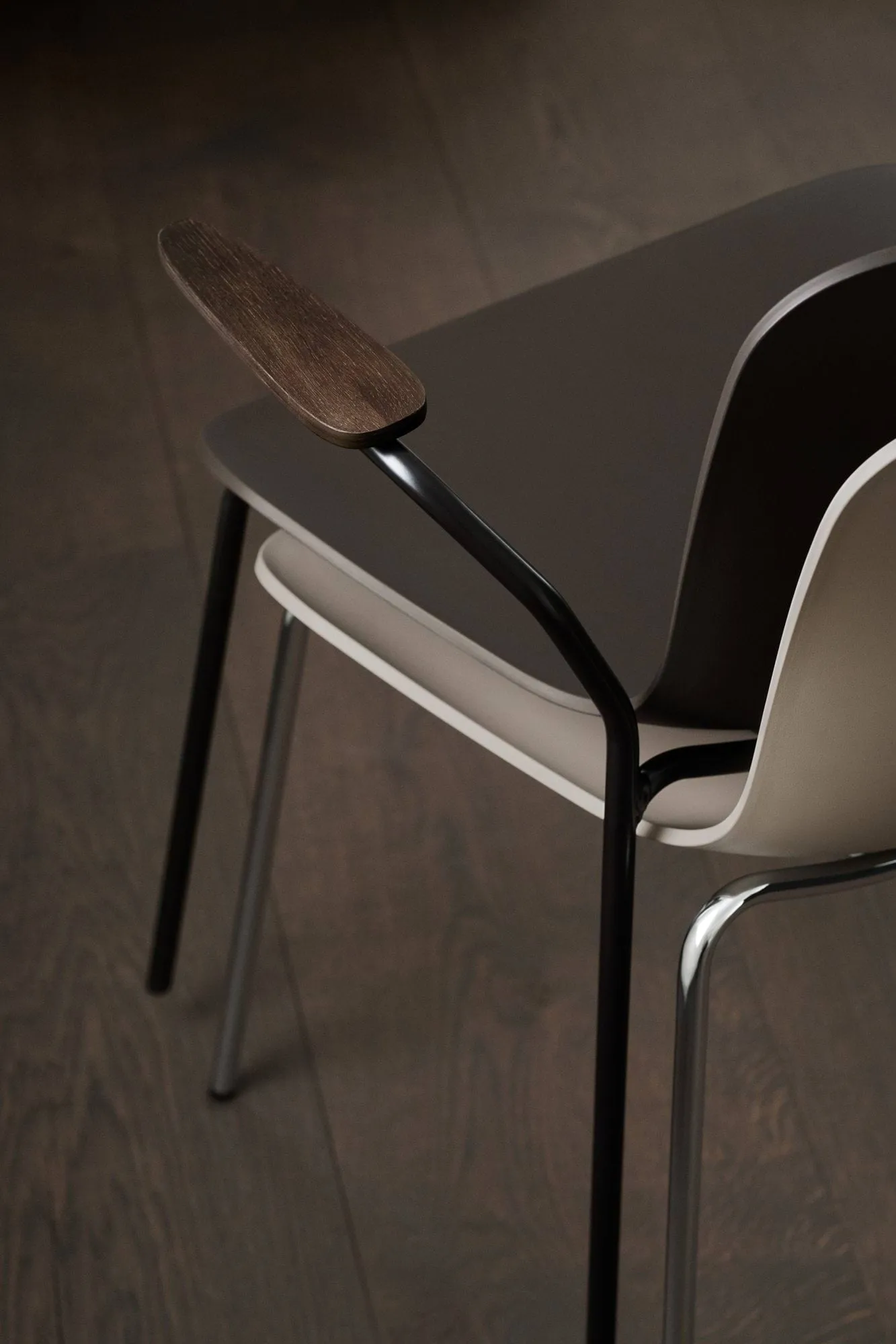 Langue stol med armlæn, Warm grey-kromstel, armlæn light smoke NORR11