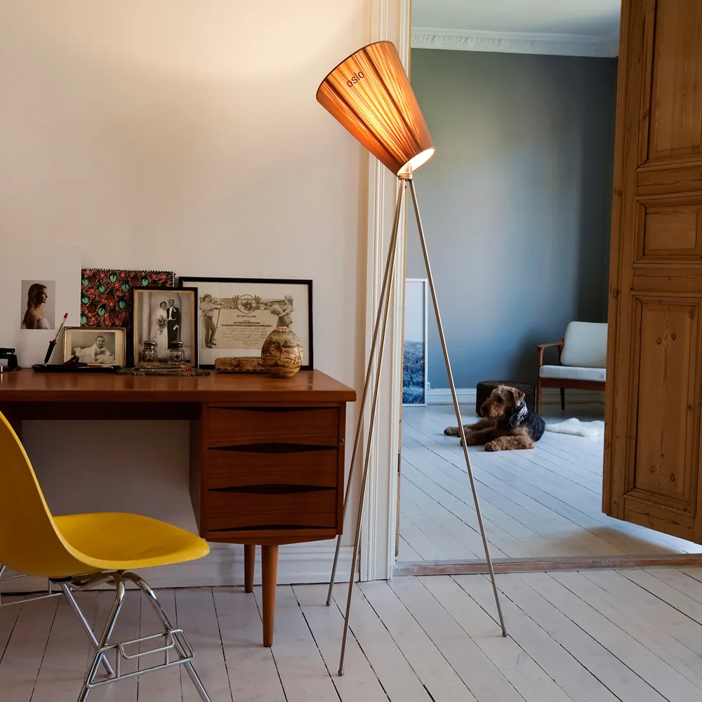 Oslo Wood gulvlampe, beige, mat sort understel Northern