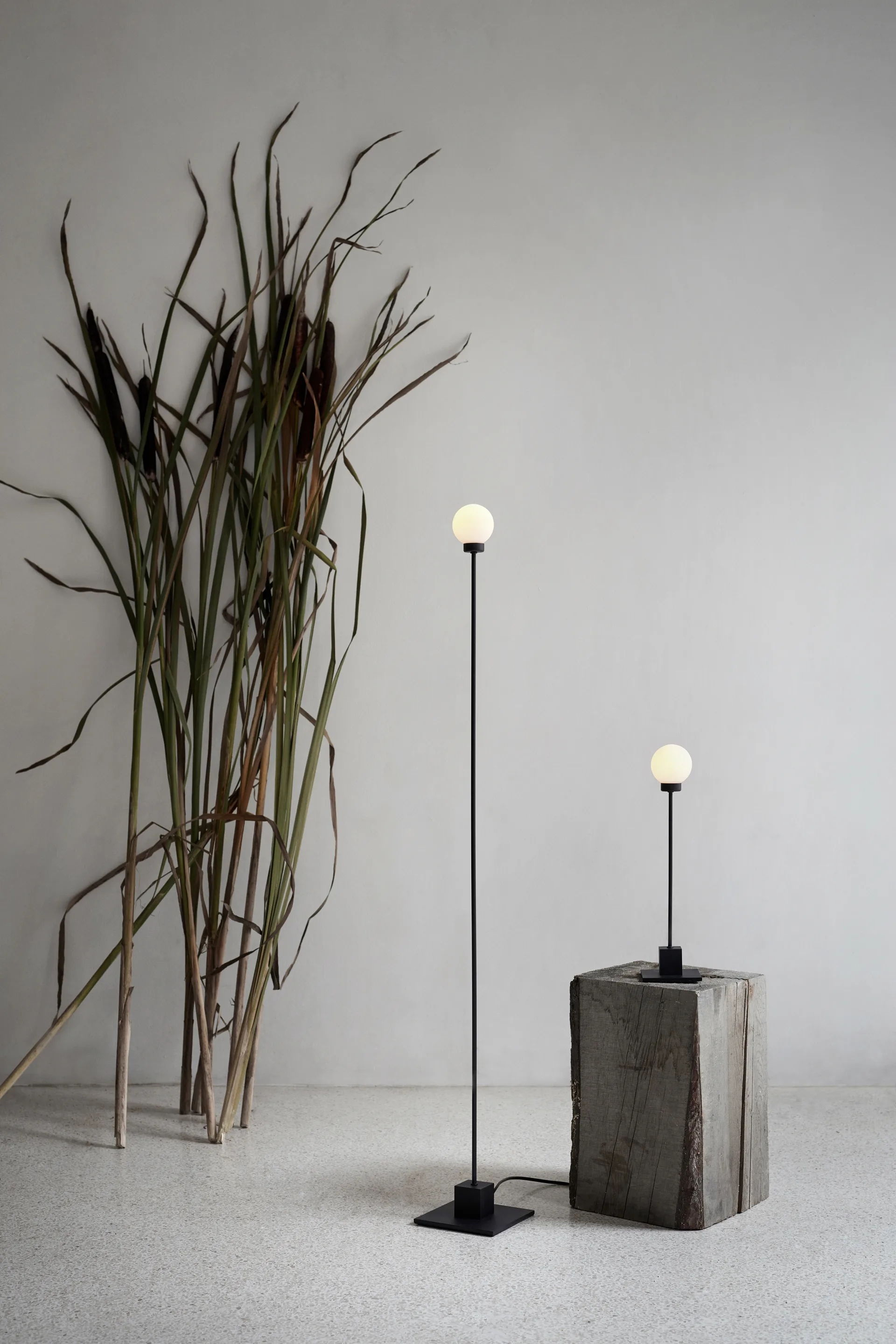 Snowball gulvlampe 117 cm, Black Northern