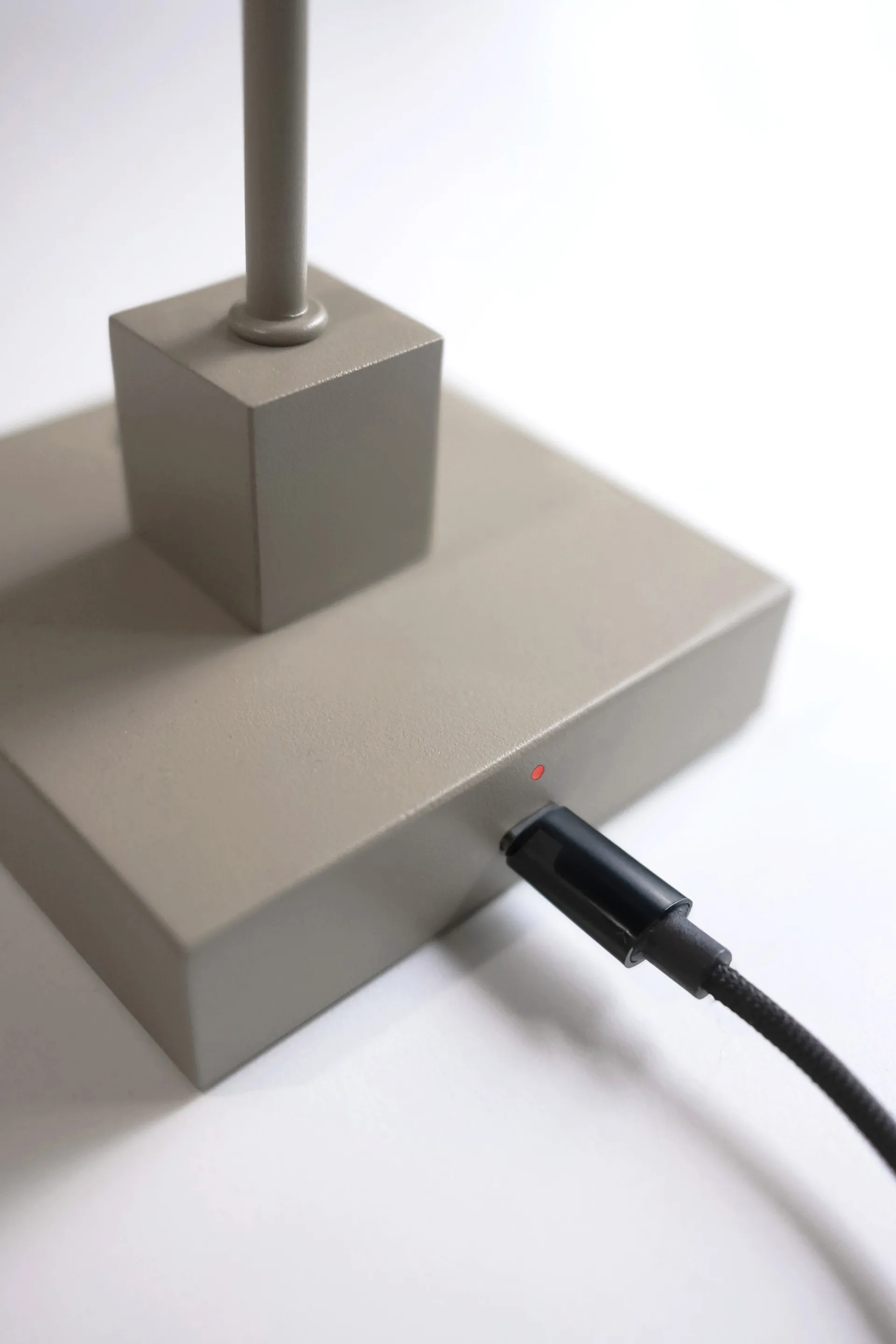 Snowball portabel bordlampe 33 cm, Grå beige Northern