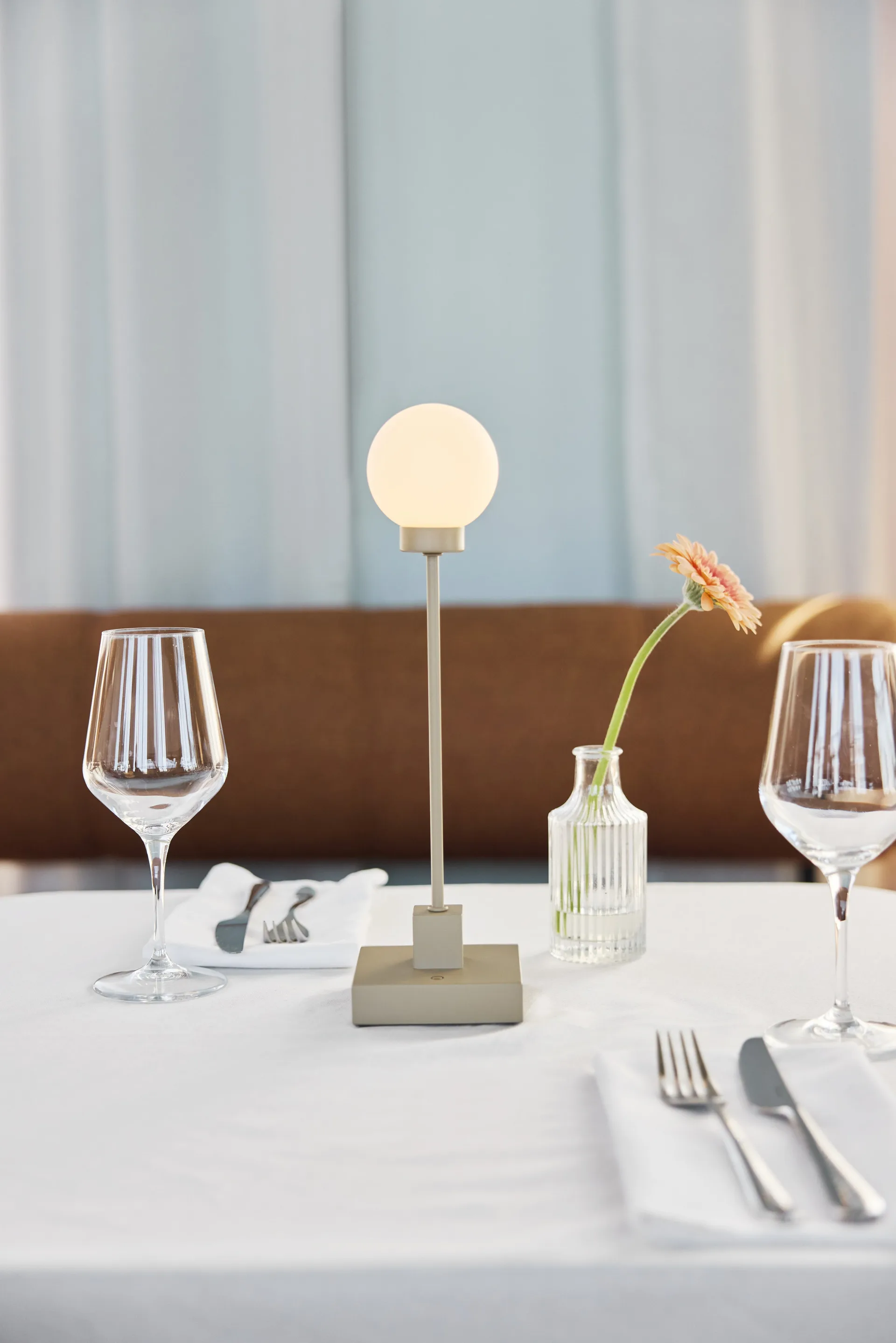 Snowball portabel bordlampe 33 cm, Grå beige Northern