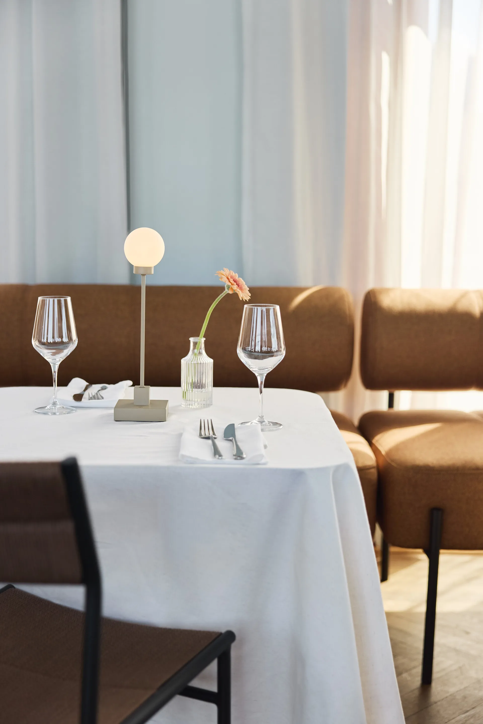 Snowball portabel bordlampe 33 cm, Grå beige Northern