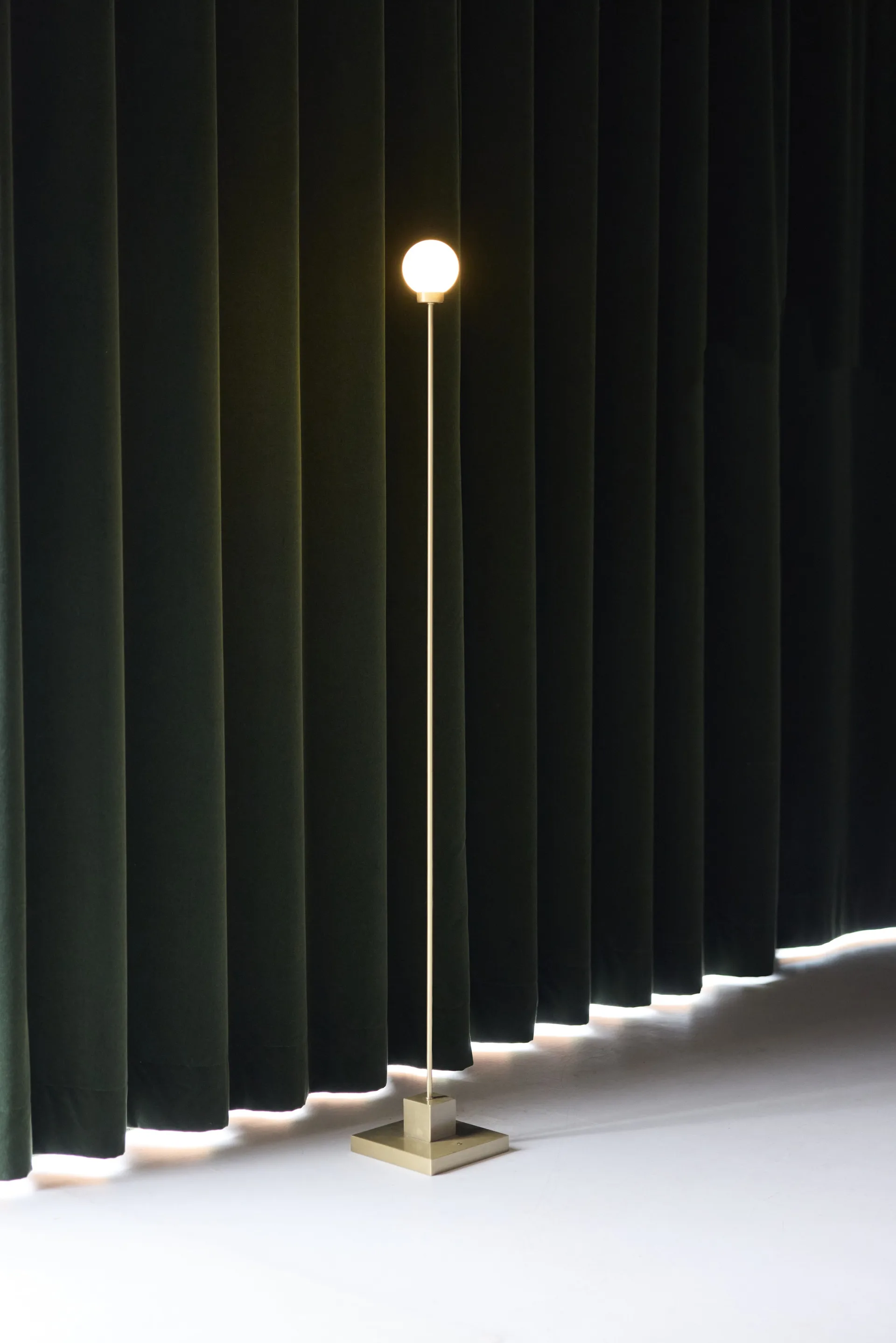 Snowball portabel gulvlampe 122 cm, Messing Northern