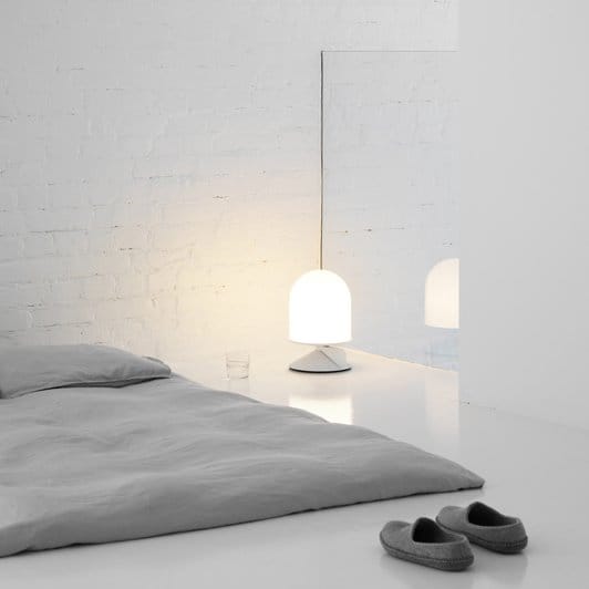 Vinge bordlampe, hvid struktur med hvid ledning Örsjö Belysning