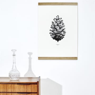 1:1 Pine Cone plakat - hvid, 50 x 70 cm - Paper Collective