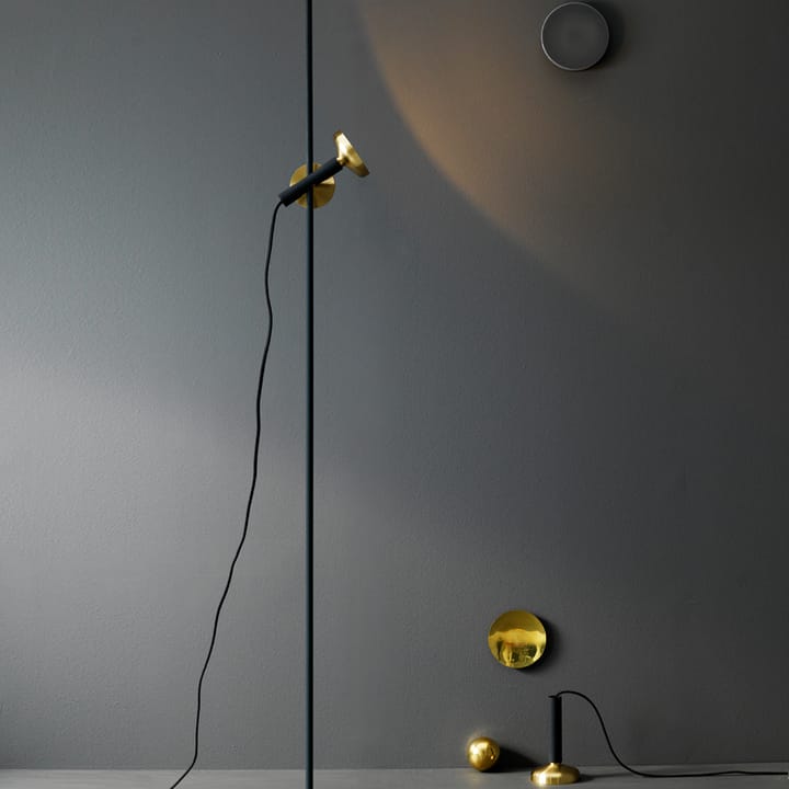 Blend 150 gulvlampe, hvid/messing, LED Pholc