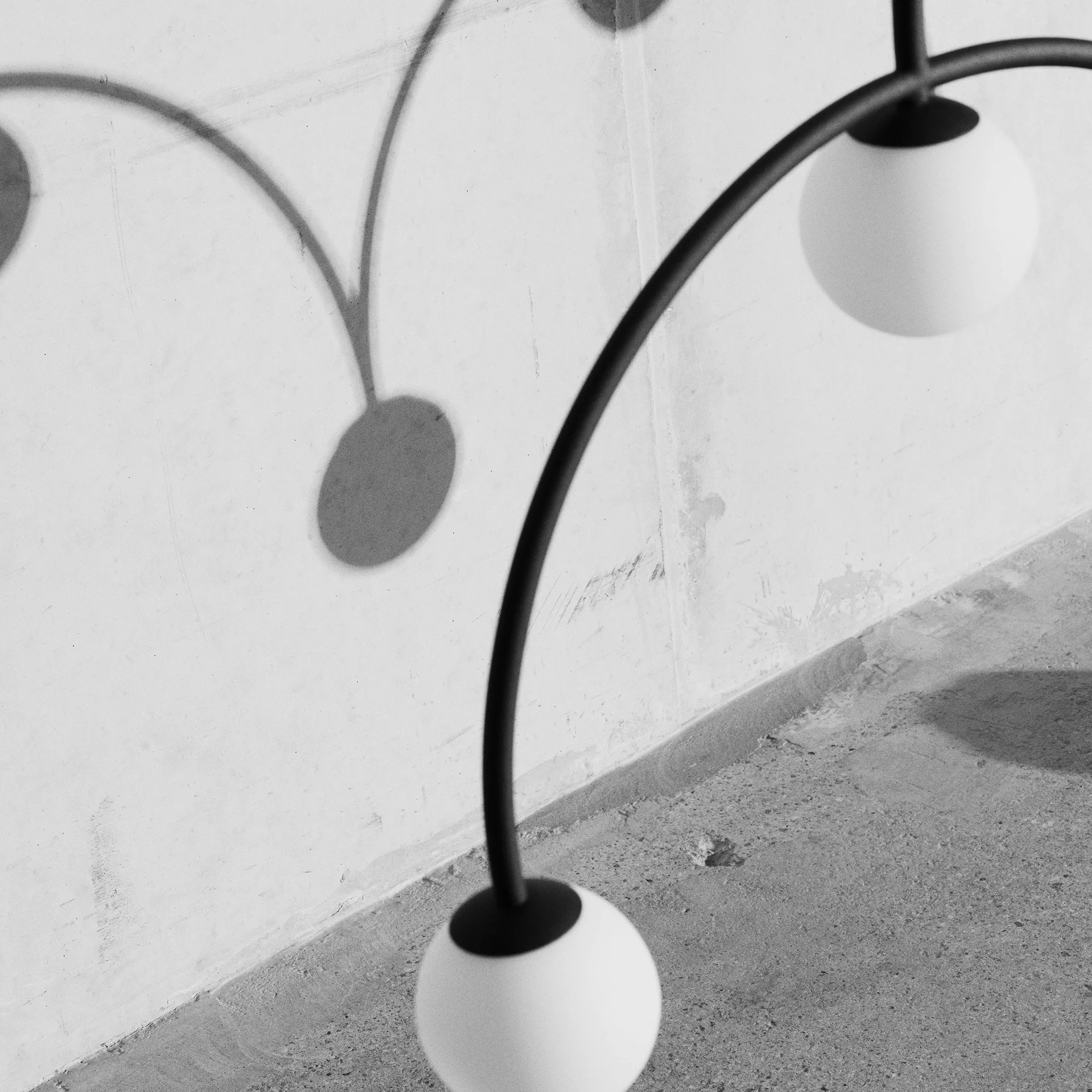 Bounce 116 loftslampe, Sort-opalglas Pholc